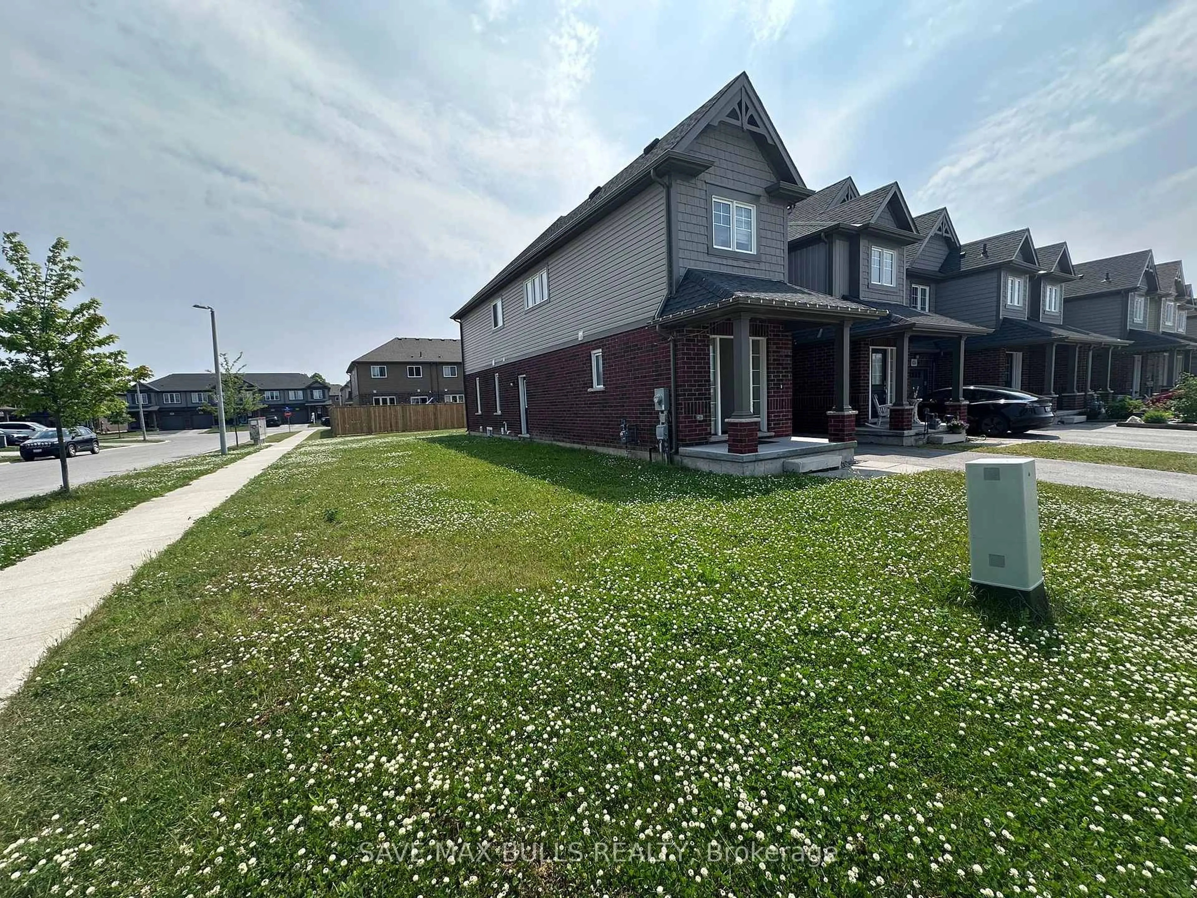 A pic from outside/outdoor area/front of a property/back of a property/a pic from drone, street for 636 Julia Dr, Welland Ontario L3C 0G9