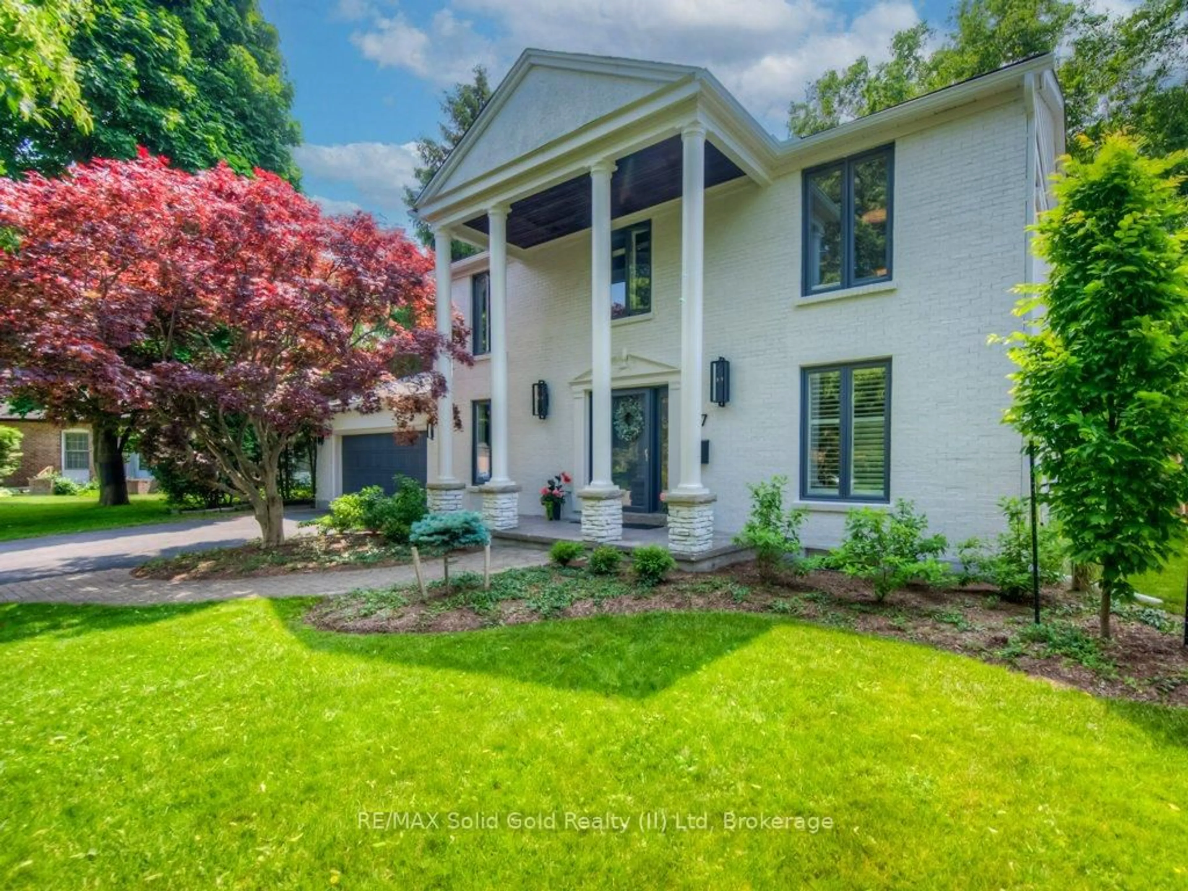 A pic from outside/outdoor area/front of a property/back of a property/a pic from drone, unknown for 17 Post Horn Pl, Waterloo Ontario N2L 5E8