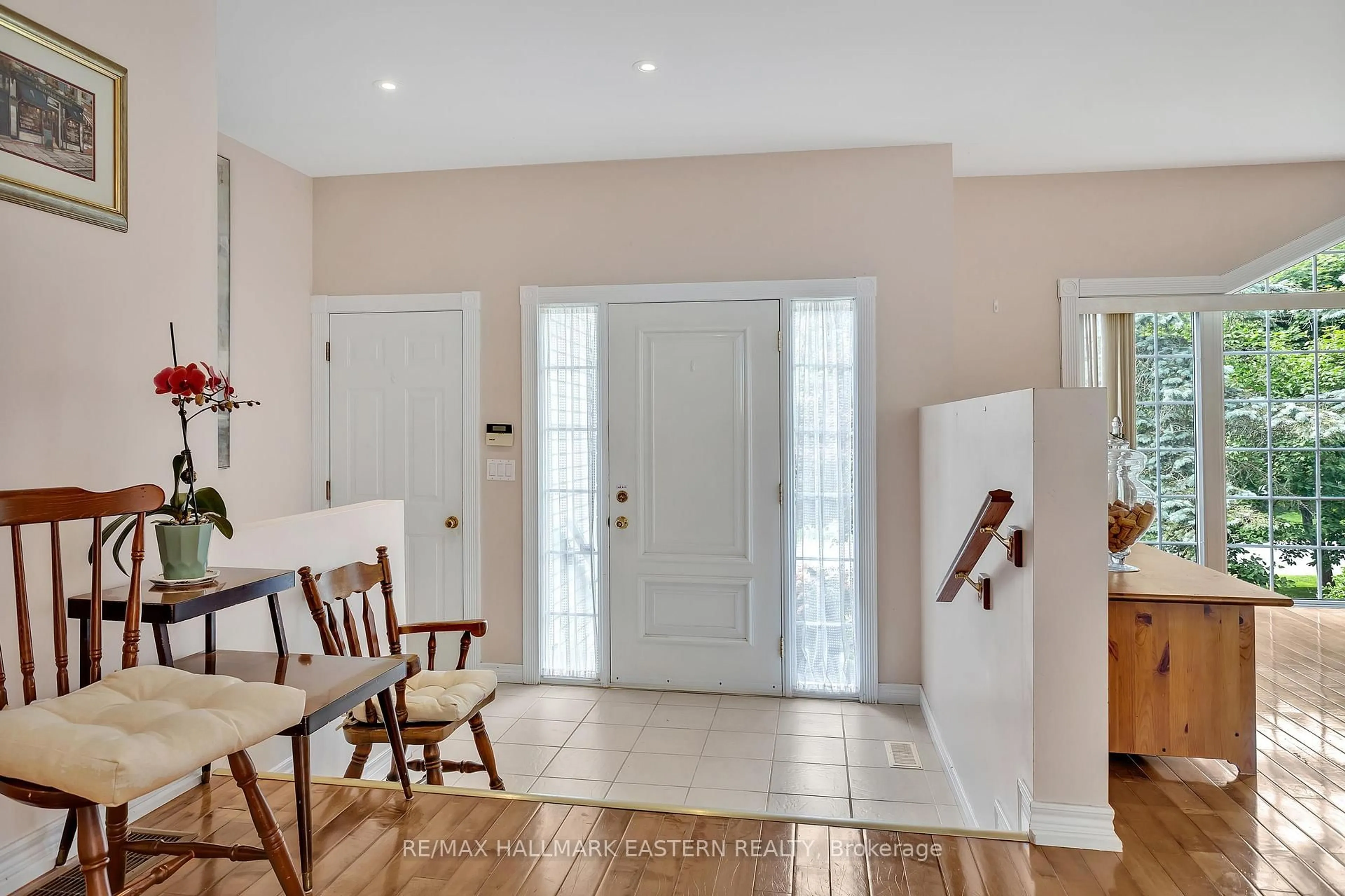 Indoor entryway for 75 Oxford St, Selwyn Ontario K0L 2H0