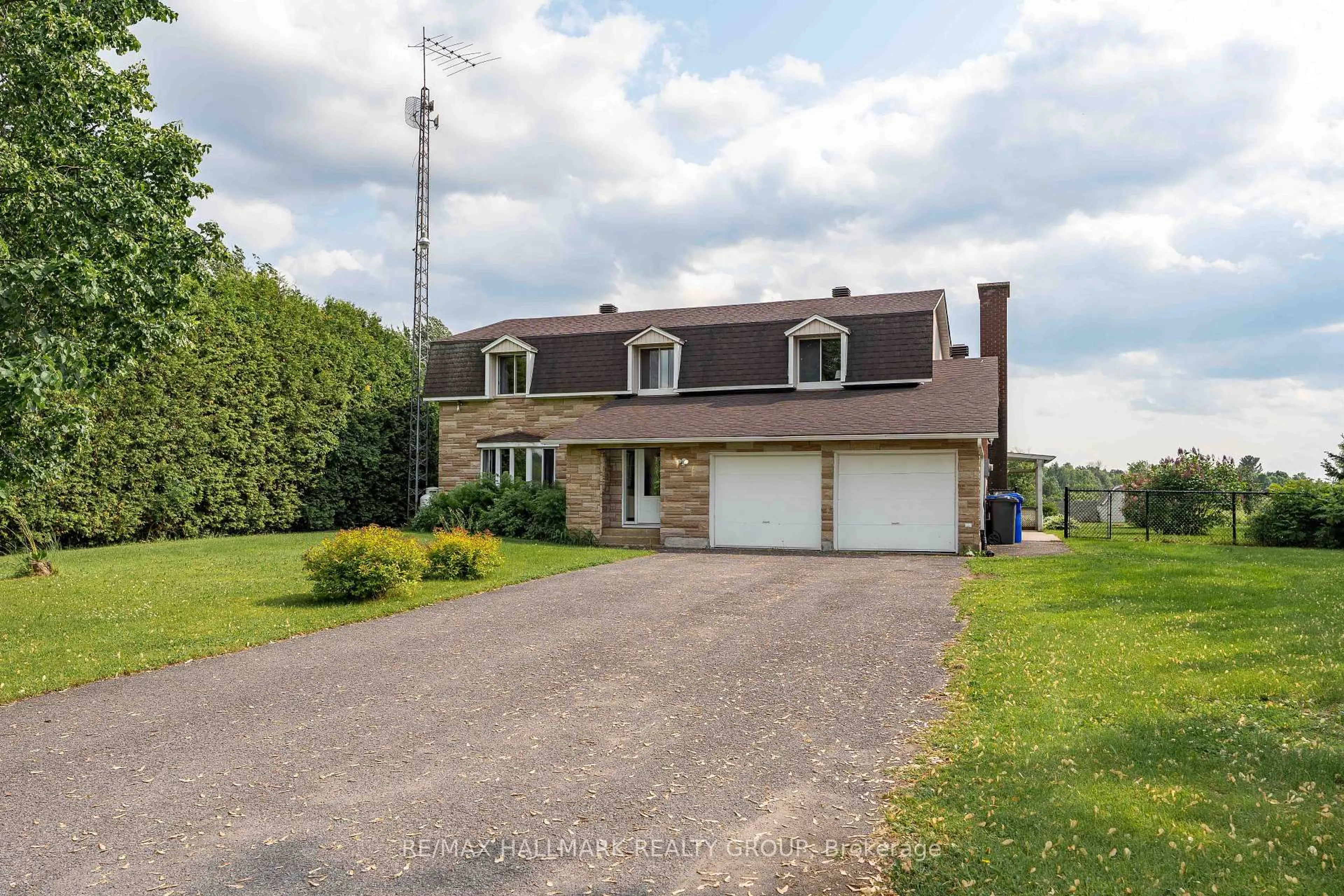 A pic from outside/outdoor area/front of a property/back of a property/a pic from drone, street for 2914 Pattee Rd, East Hawkesbury Ontario K6A 2R2