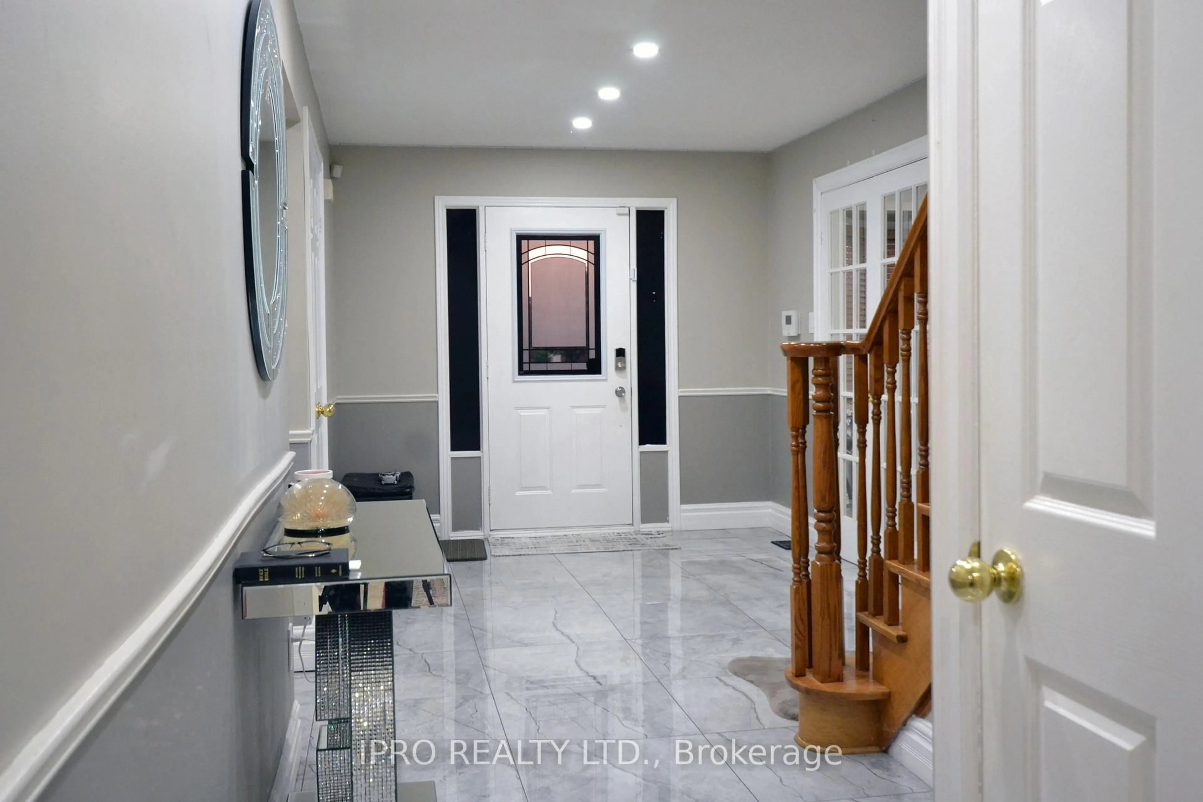 Indoor entryway for 15 Talia Crt, Hamilton Ontario L8E 4X8