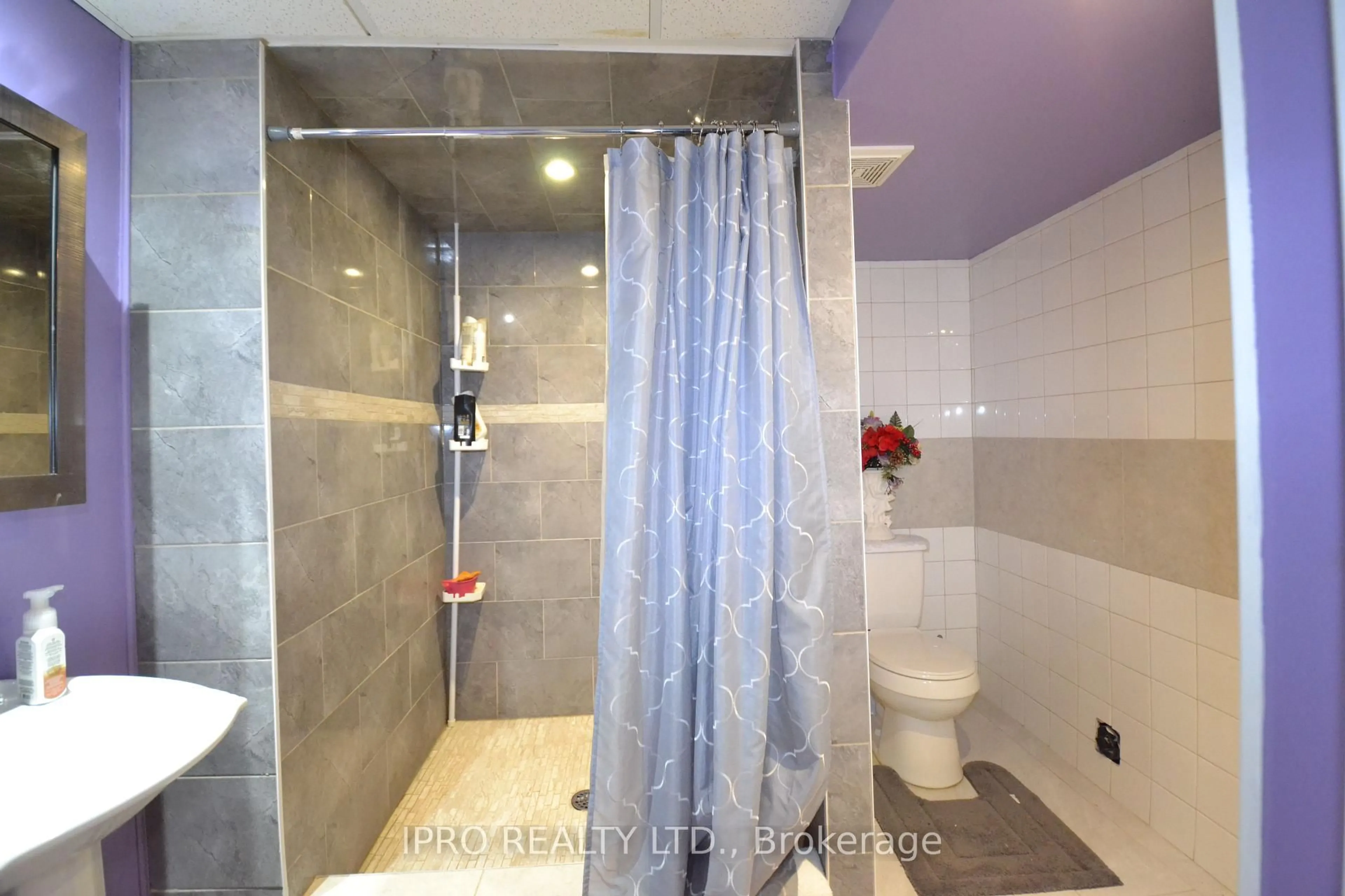 Standard bathroom, ceramic/tile floor for 15 Talia Crt, Hamilton Ontario L8E 4X8