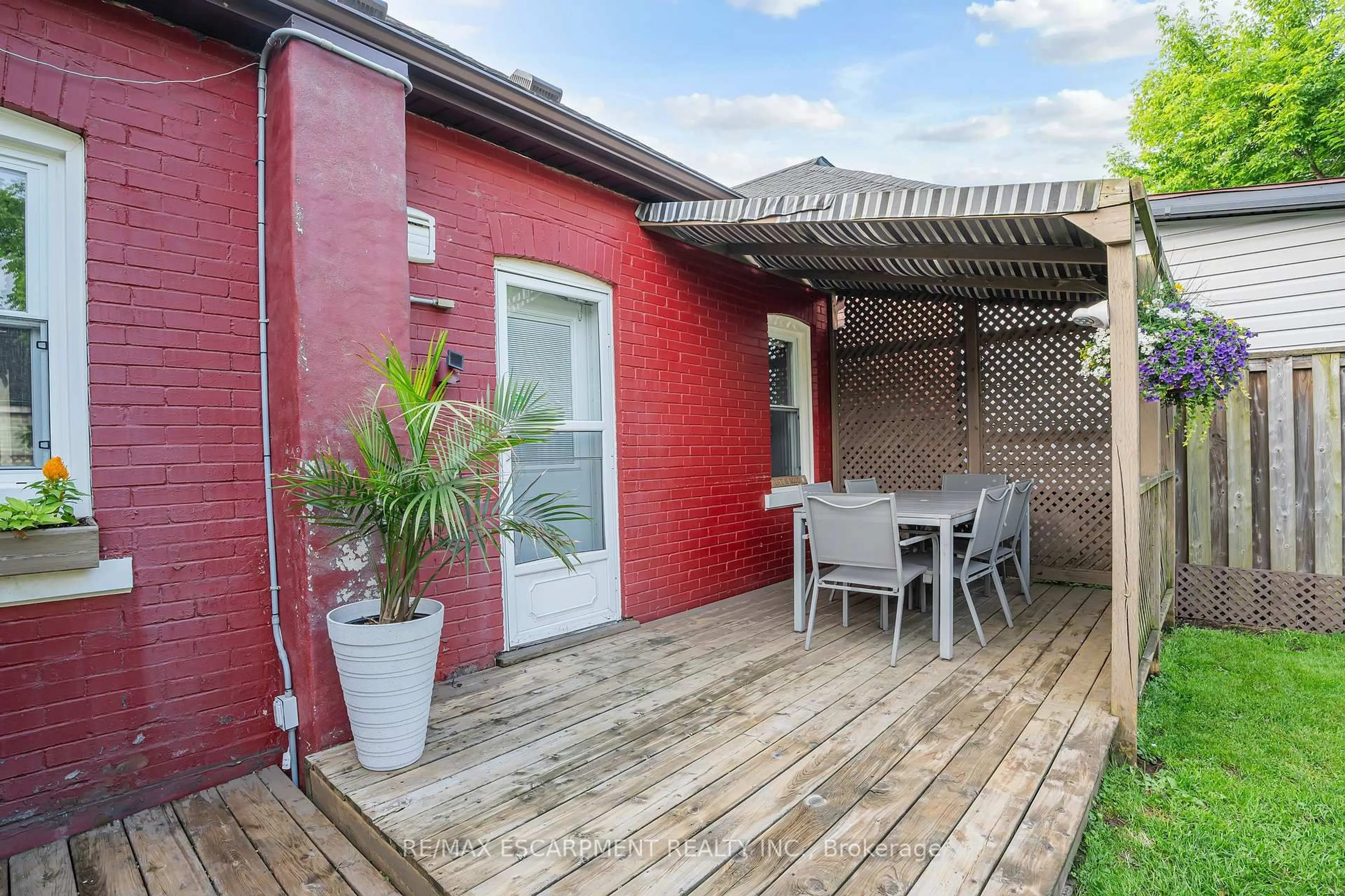 Patio, street for 77 ROBINS Ave, Hamilton Ontario L8H 4N3
