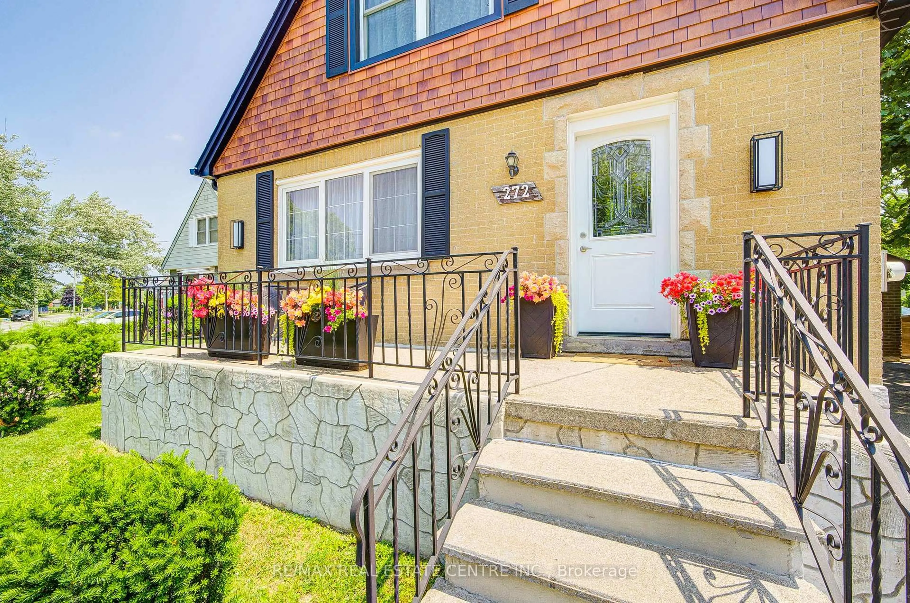 Home with brick exterior material, street for 272 Grantham Ave, St. Catharines Ontario L2M 4Z9
