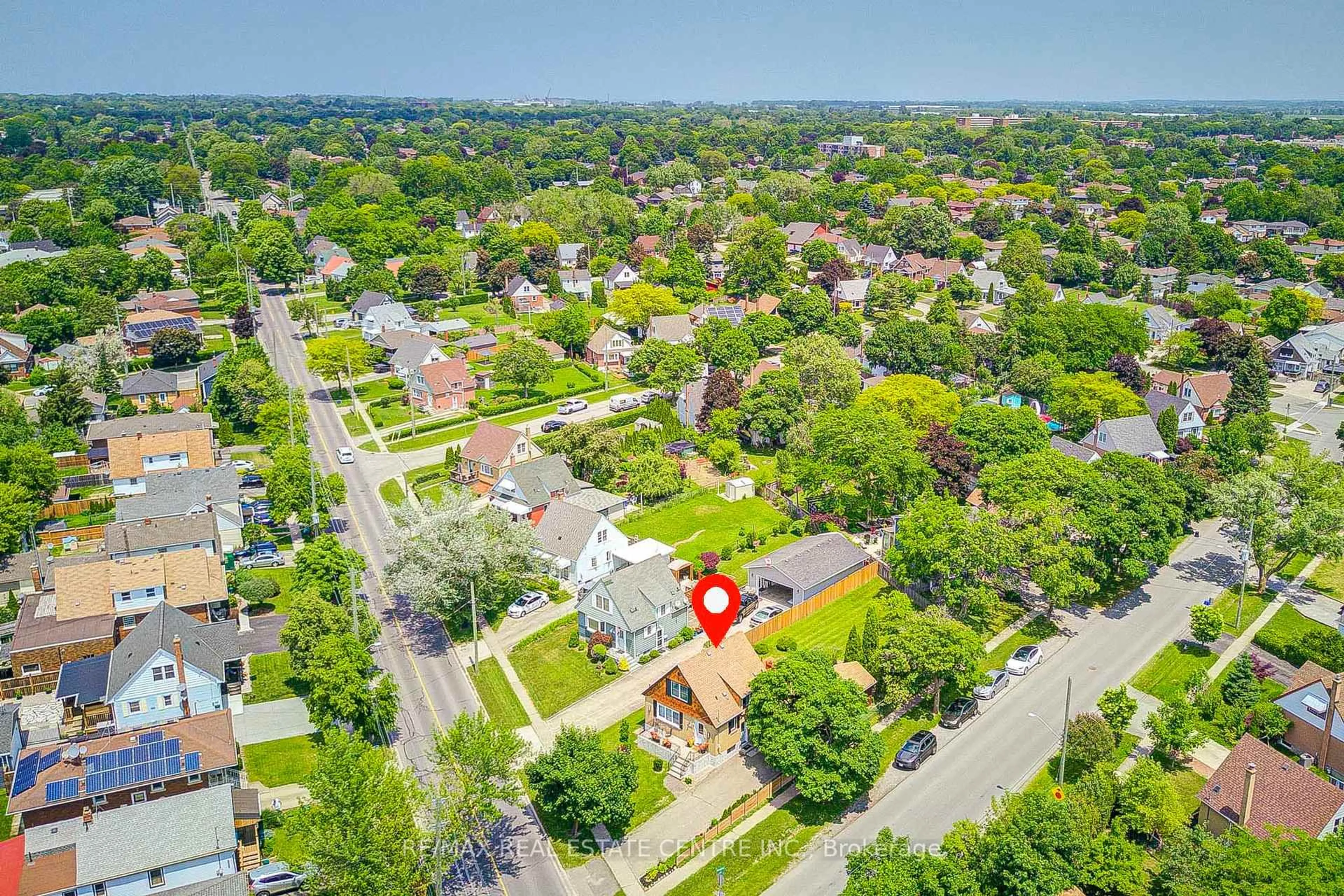 A pic from outside/outdoor area/front of a property/back of a property/a pic from drone, street for 272 Grantham Ave, St. Catharines Ontario L2M 4Z9