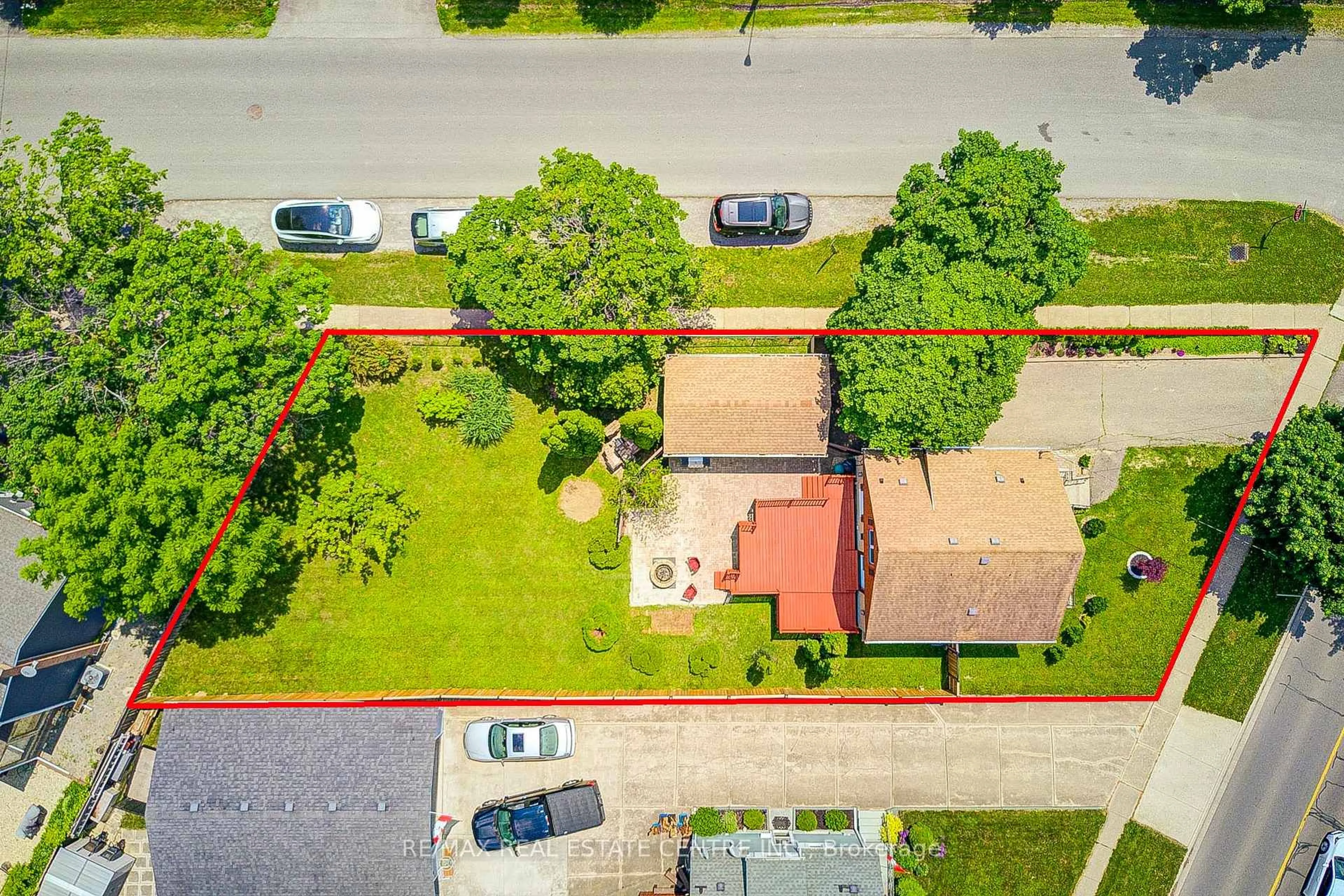 A pic from outside/outdoor area/front of a property/back of a property/a pic from drone, street for 272 Grantham Ave, St. Catharines Ontario L2M 4Z9