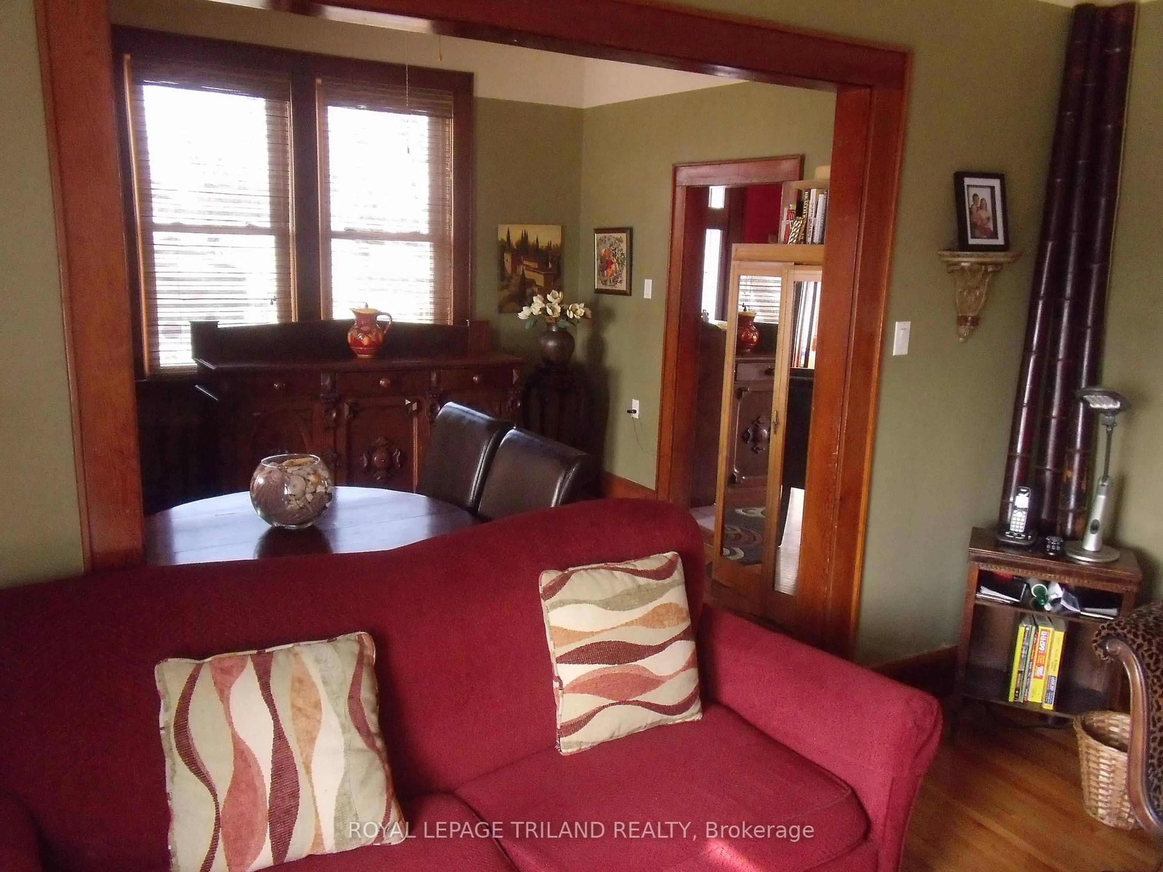 Dining room, wood/laminate floor for 92 Moore St, St. Thomas Ontario N5R 3W5