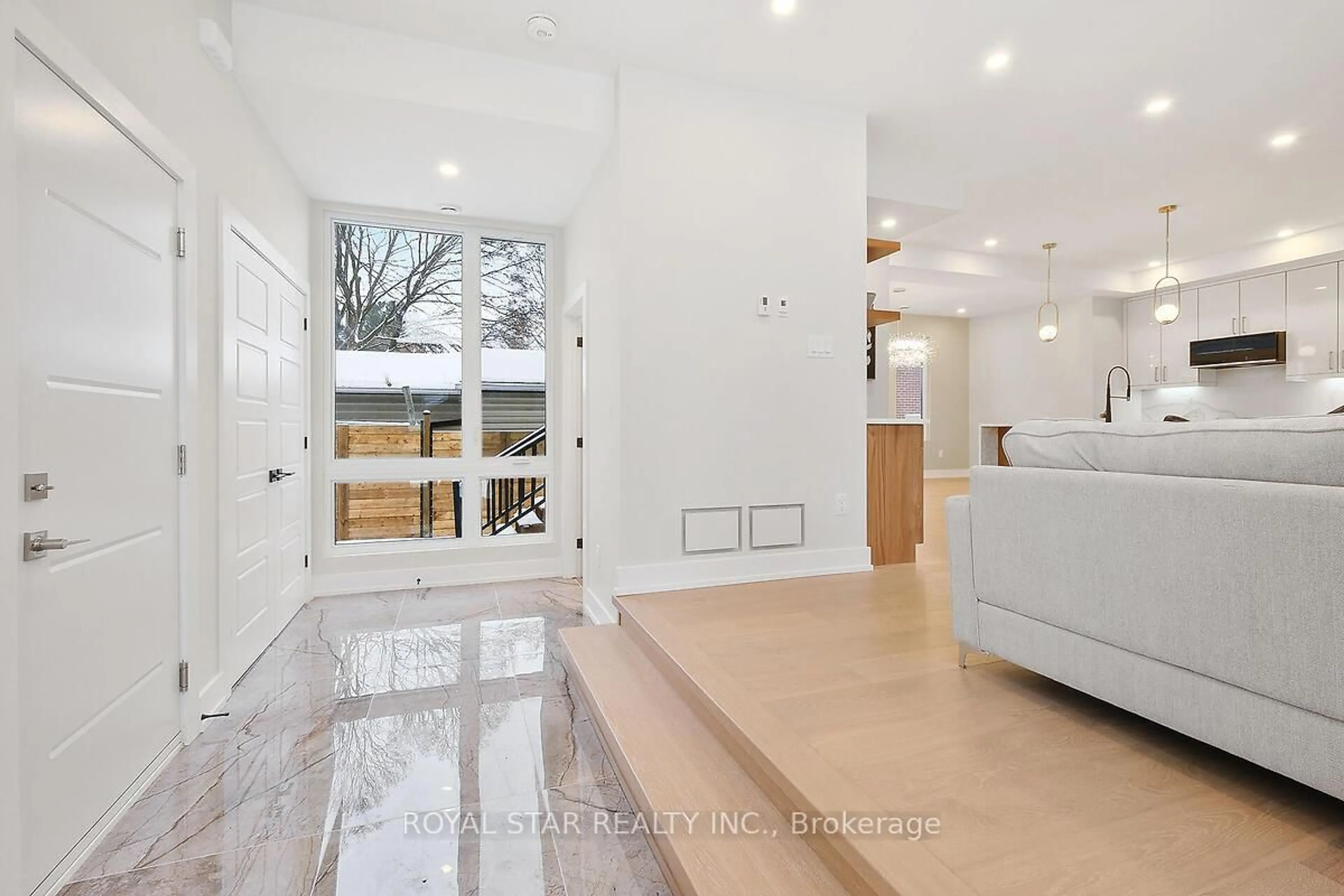 Indoor entryway for 253 Duncairn Ave, Ottawa Ontario K1Z 5P3