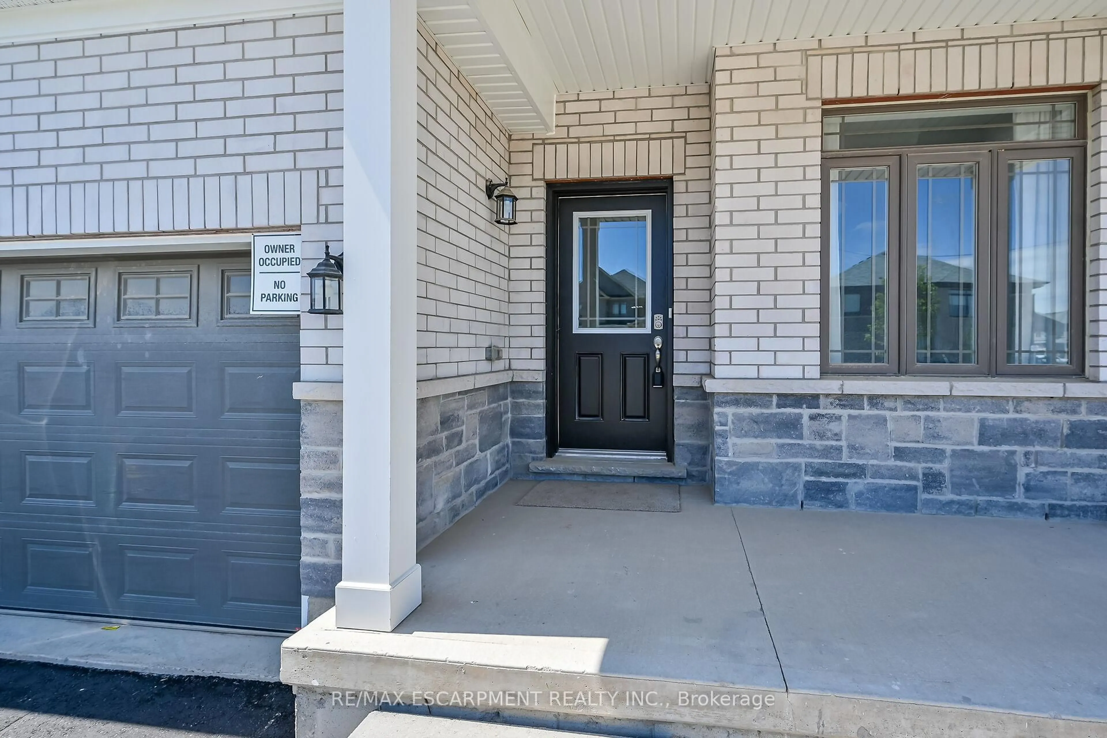 Indoor entryway for 214 Long Boat Ru, Brant Ontario N3T 0T2