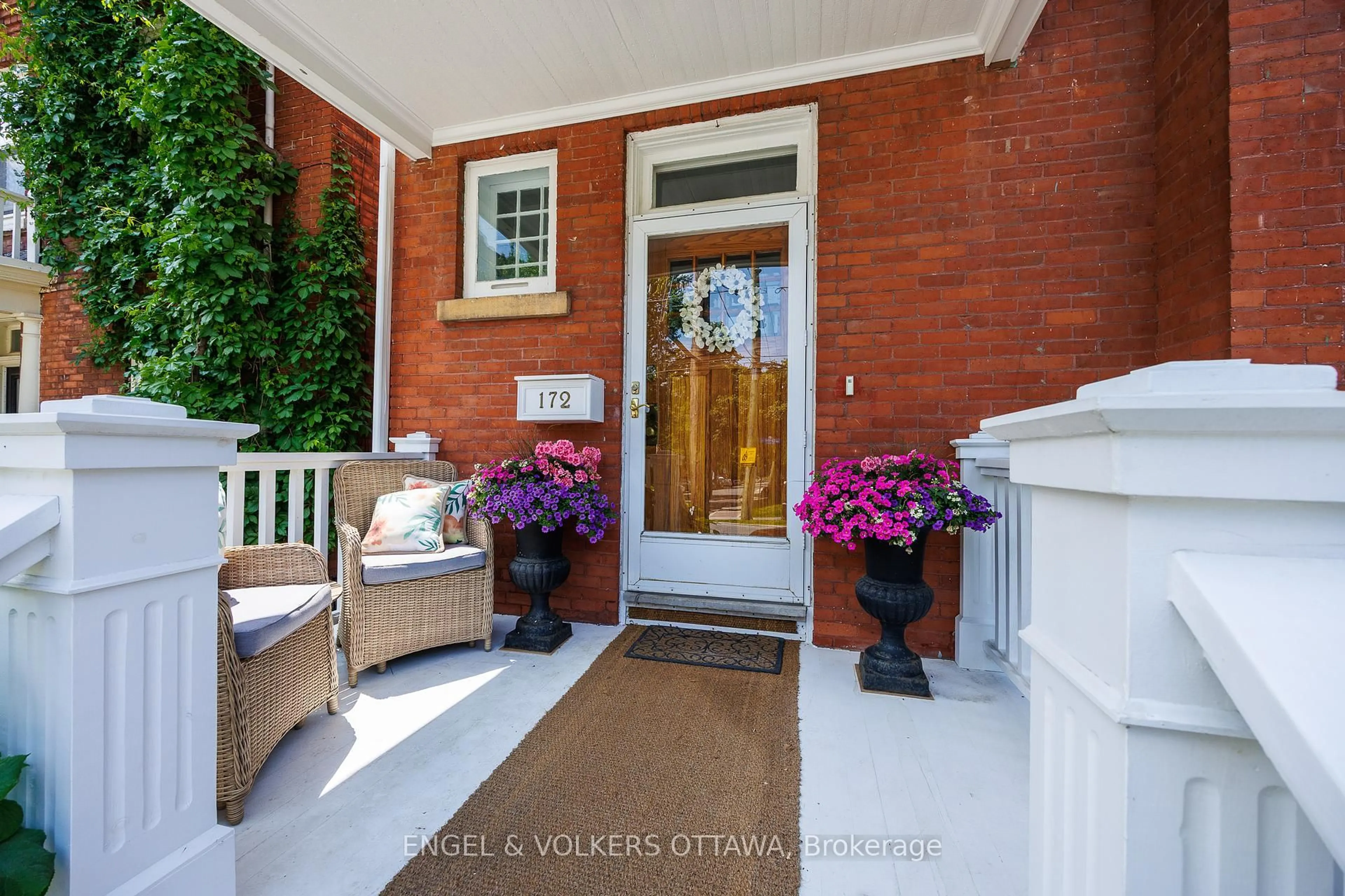 Indoor entryway for 172 Cartier St, Ottawa Ontario K2P 1K9