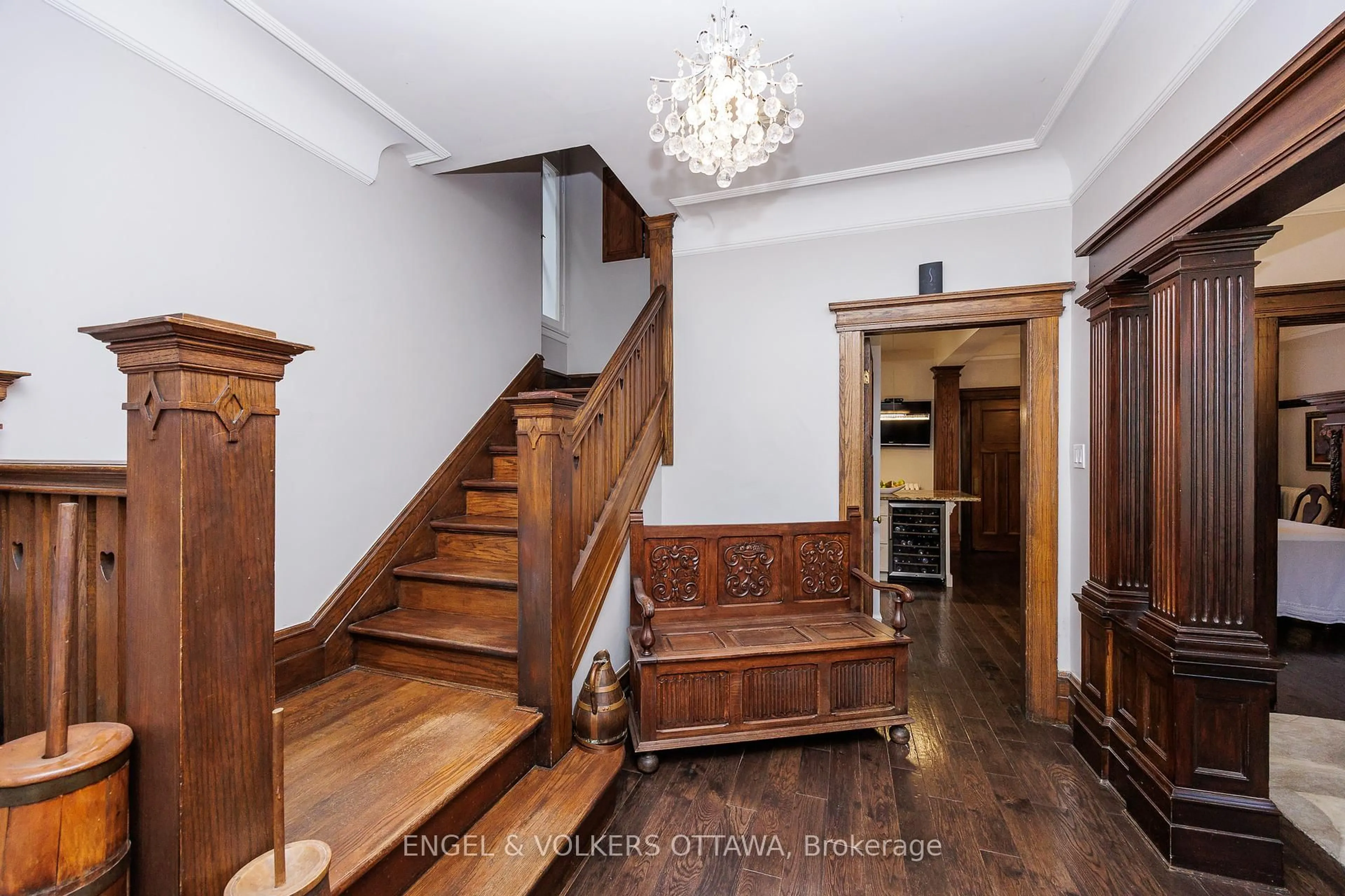 Indoor foyer for 172 Cartier St, Ottawa Ontario K2P 1K9