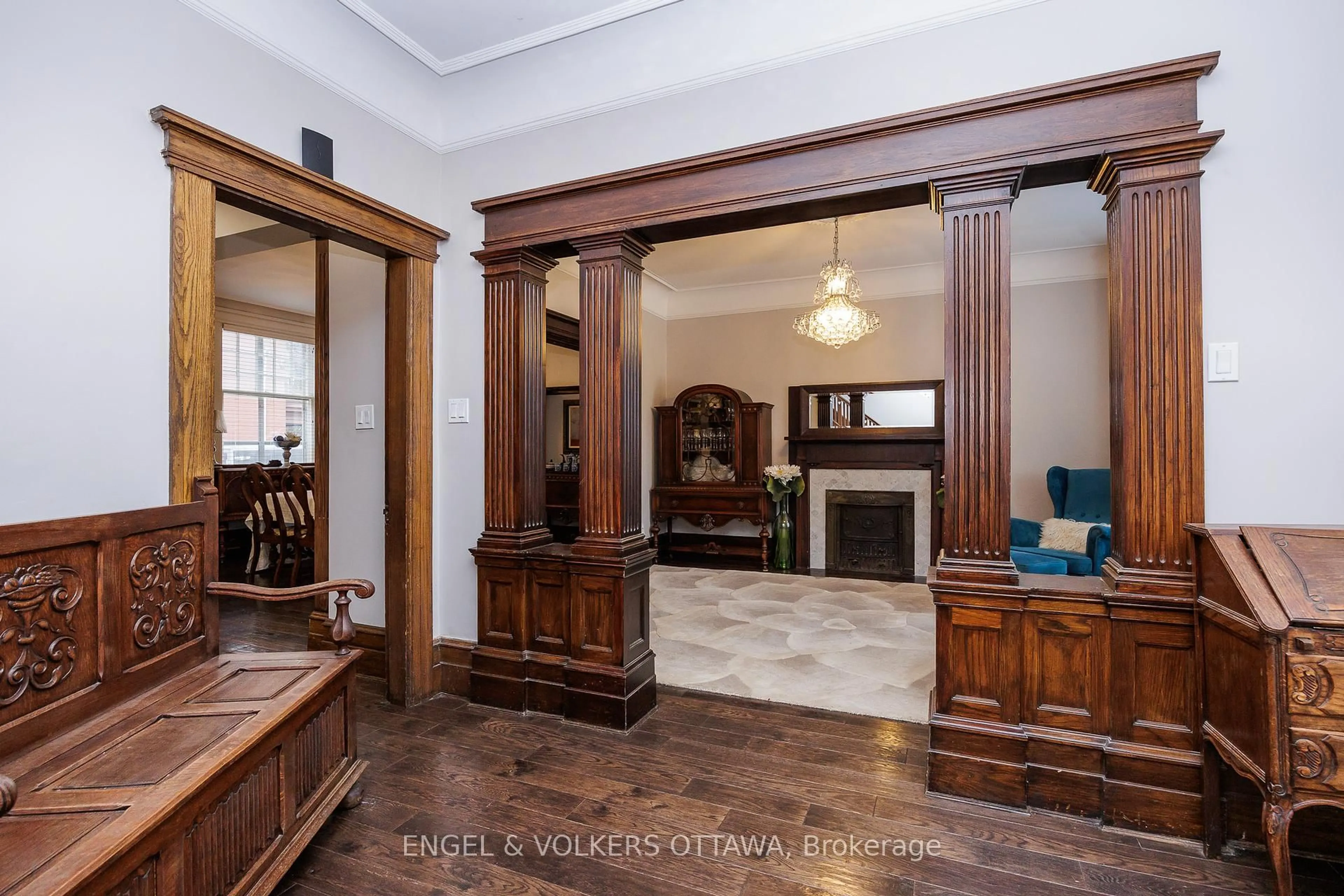 Indoor foyer for 172 Cartier St, Ottawa Ontario K2P 1K9