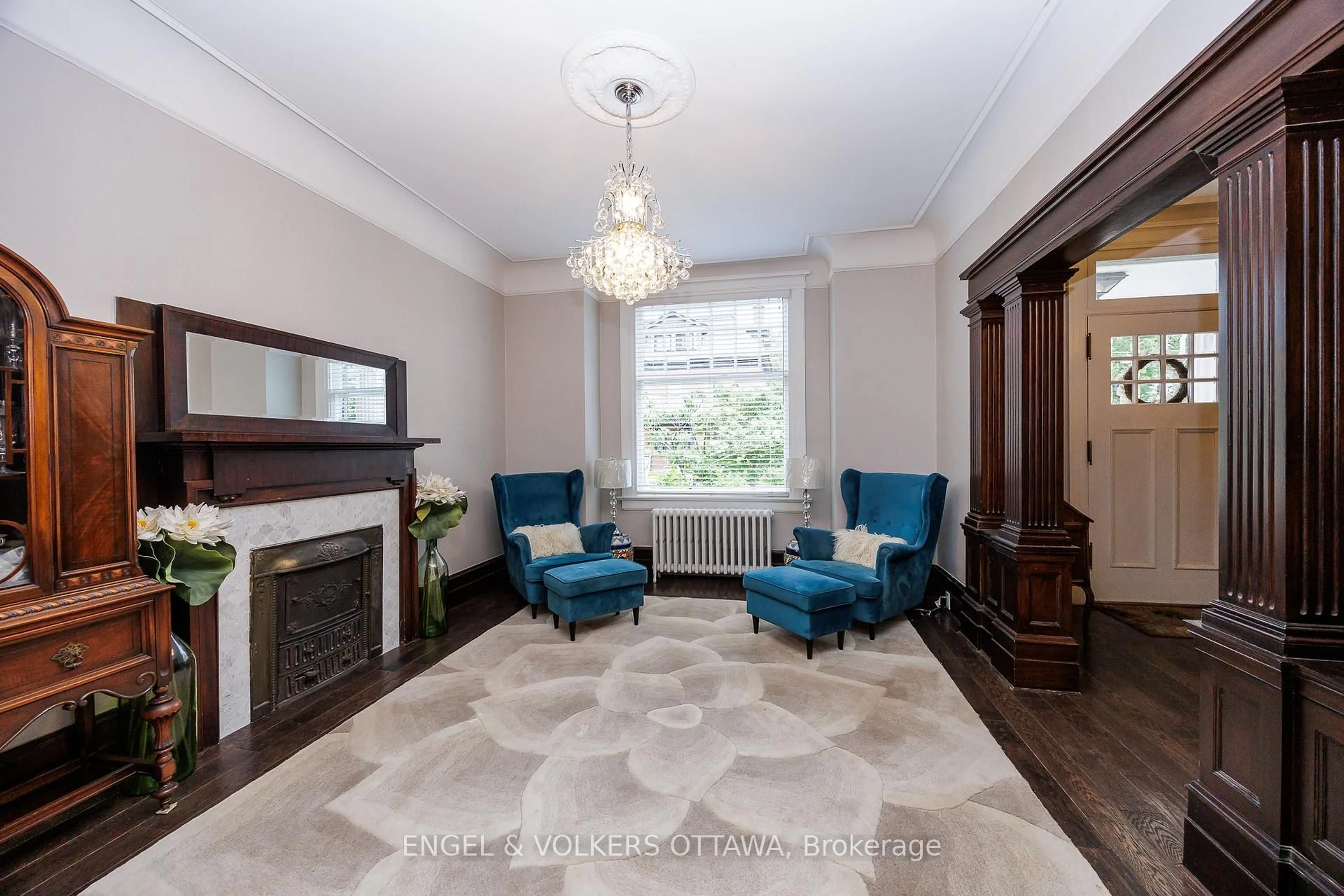 Living room with furniture, carpet floor for 172 Cartier St, Ottawa Ontario K2P 1K9