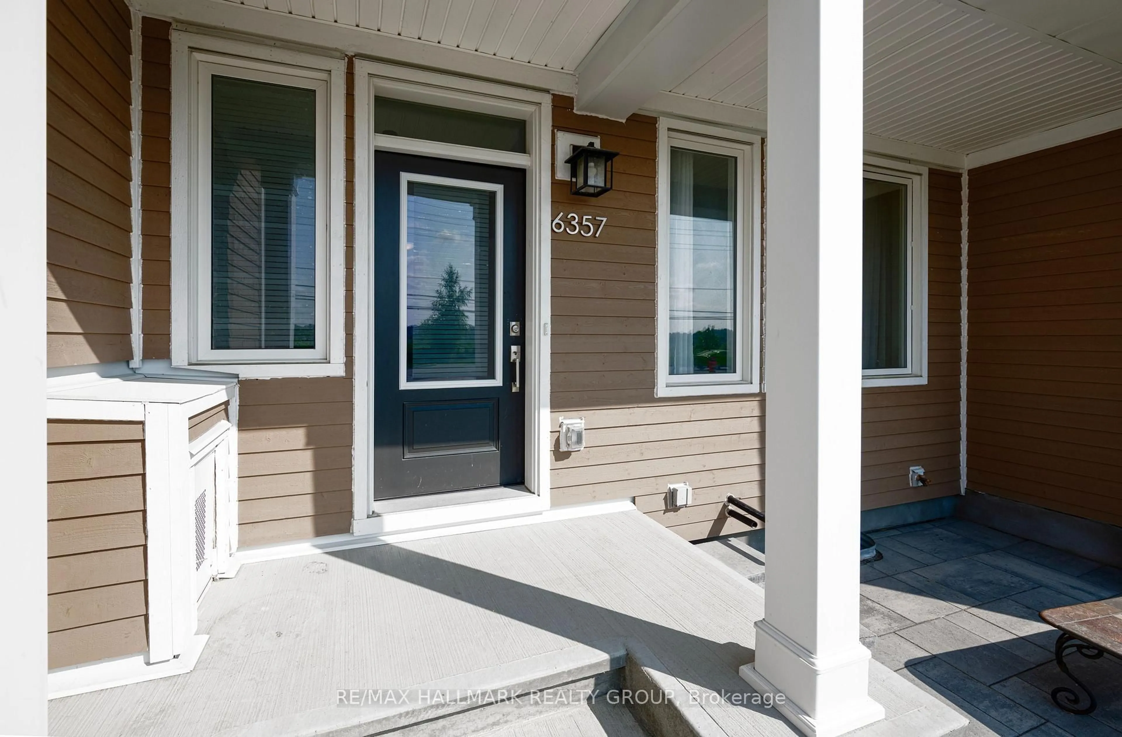 Indoor entryway for 6357 PERTH St, Richmond Ontario K0A 2Z0