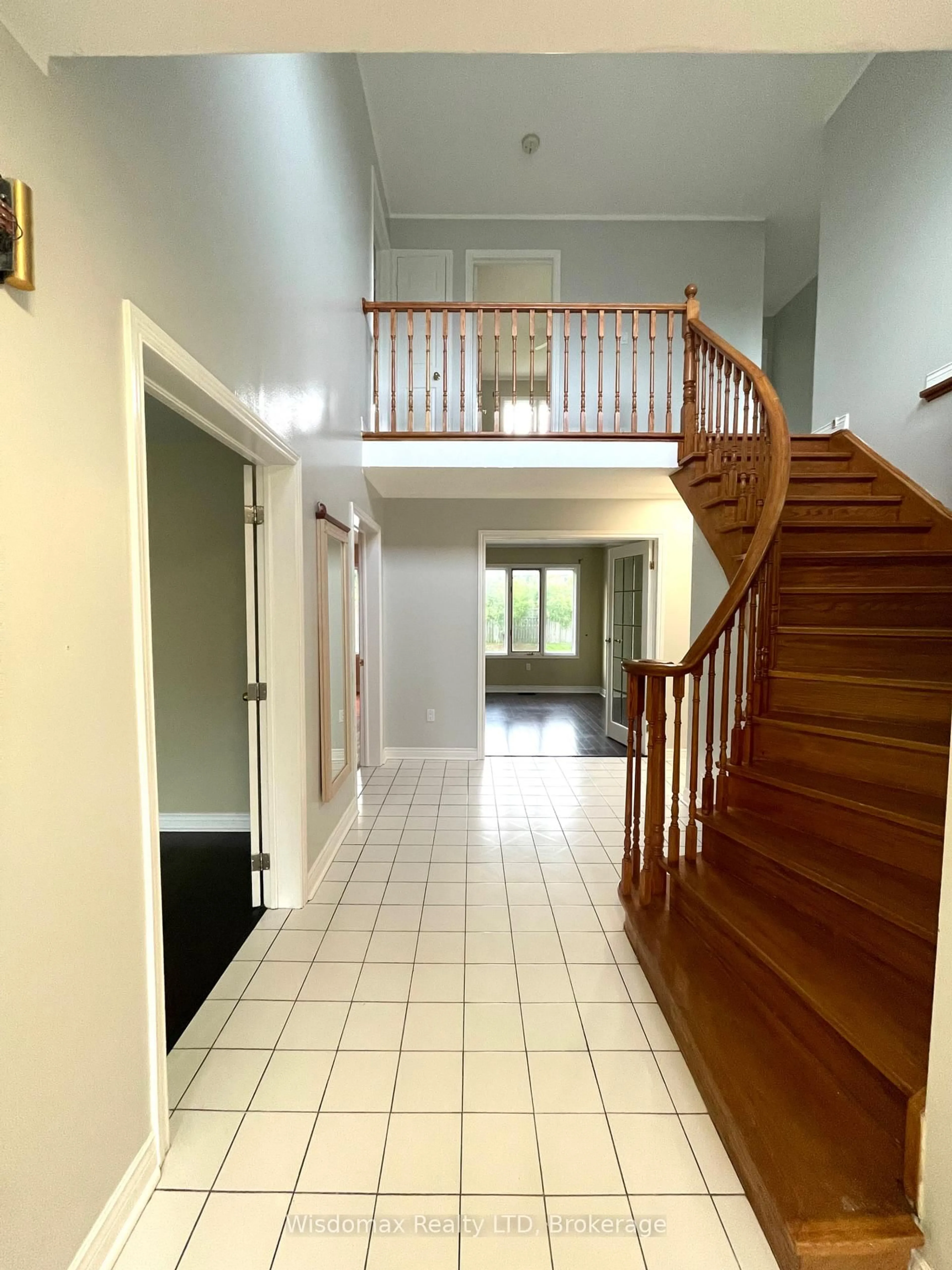 Indoor foyer for 95 BARBICAN Tr, St. Catharines Ontario L2T 3Z9