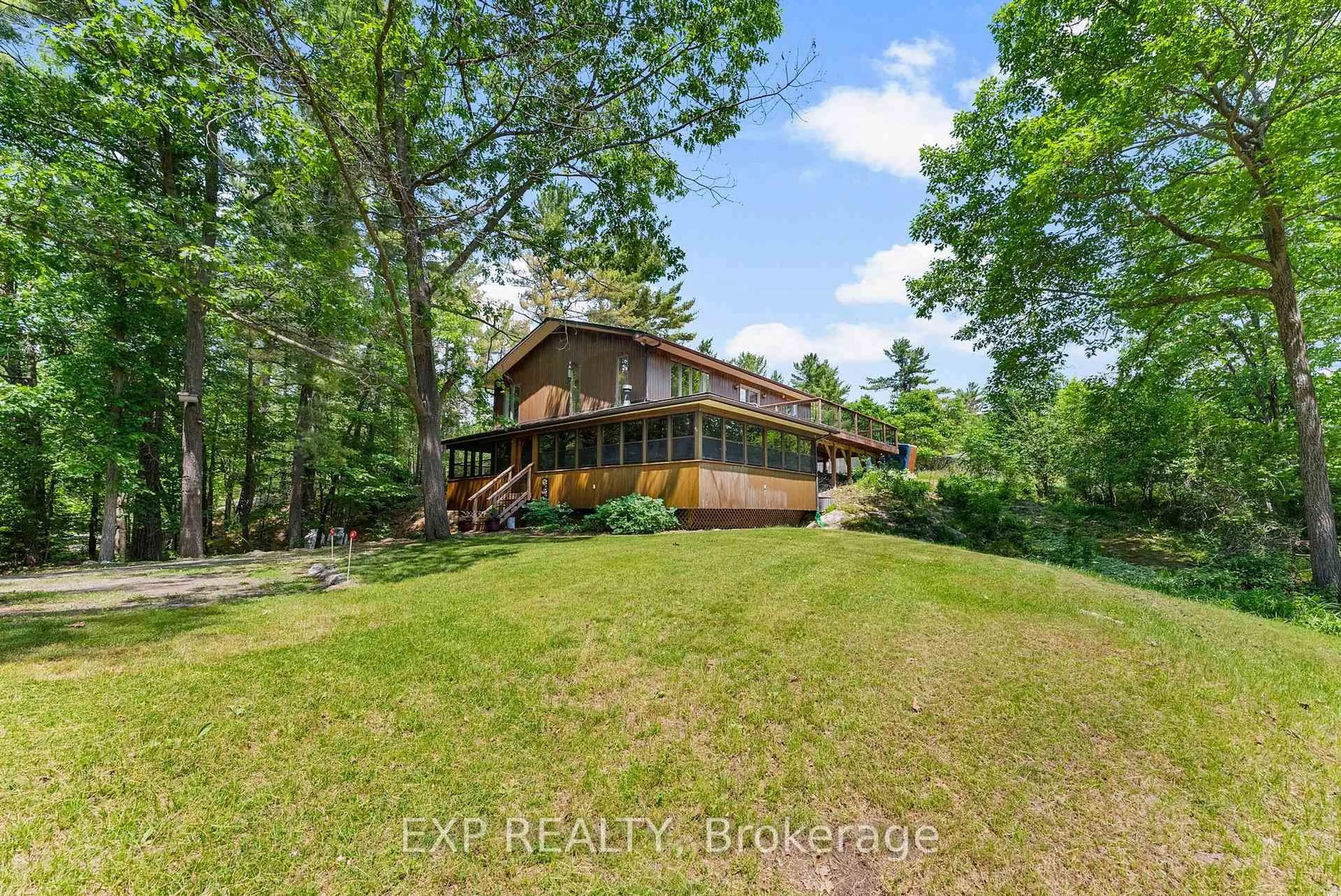 A pic from outside/outdoor area/front of a property/back of a property/a pic from drone, water/lake/river/ocean view for 312 Mississippi Dr, Ottawa Ontario K7S 3G7