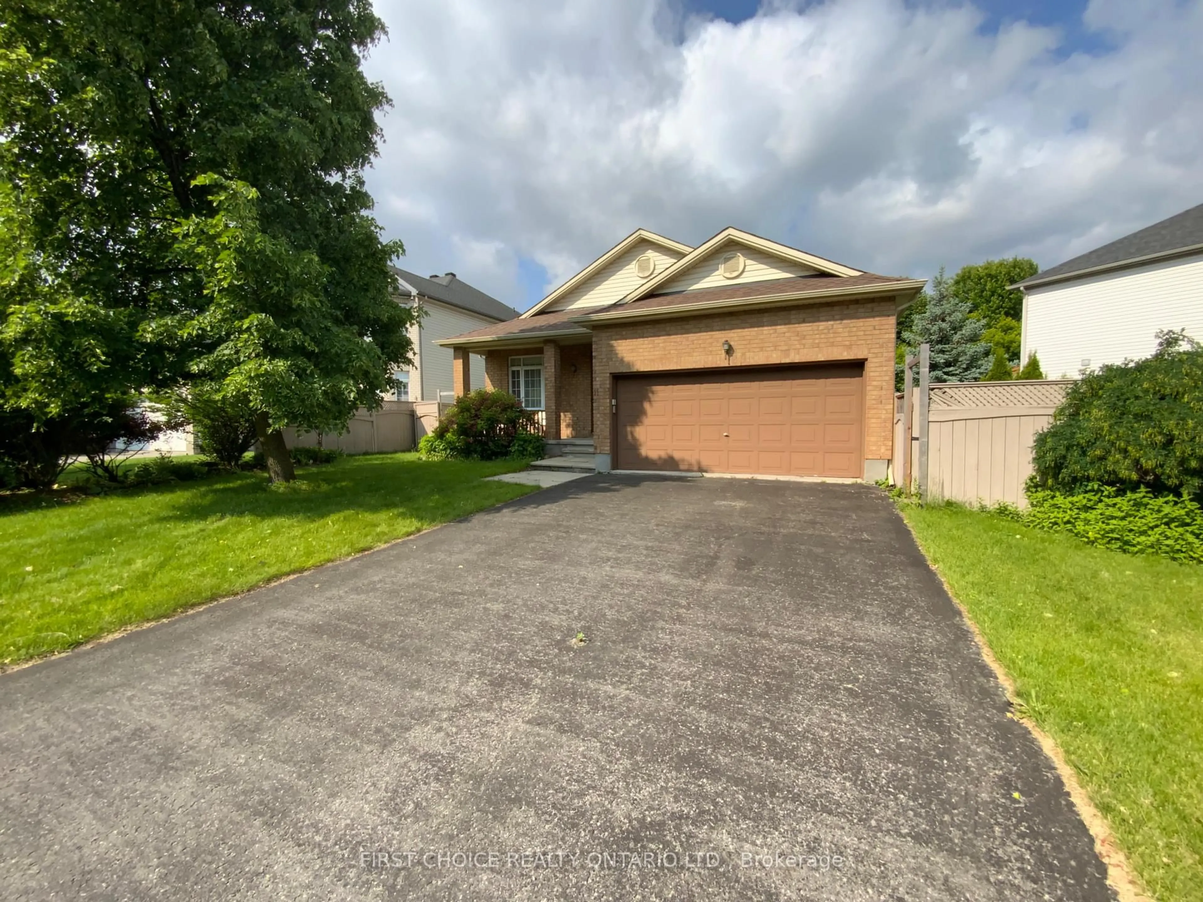 A pic from outside/outdoor area/front of a property/back of a property/a pic from drone, street for 11 Meadowcroft Cres, Ottawa Ontario K1J 1G9