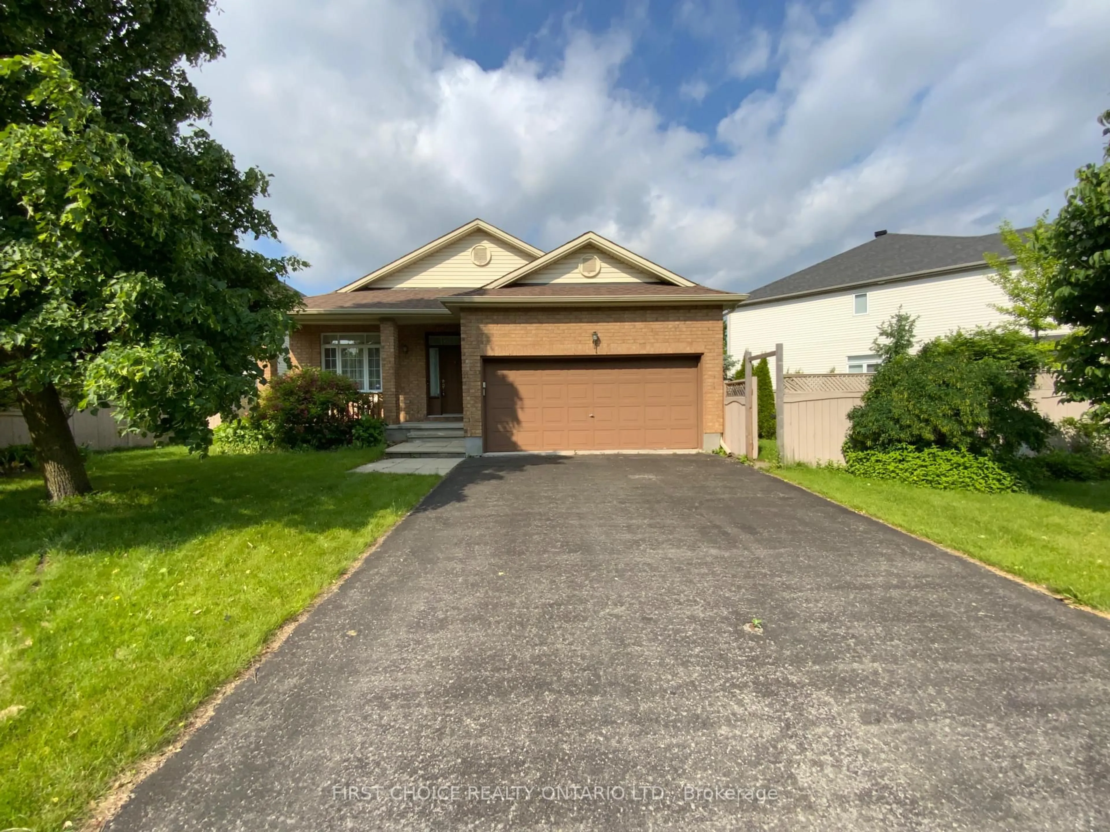 A pic from outside/outdoor area/front of a property/back of a property/a pic from drone, street for 11 Meadowcroft Cres, Ottawa Ontario K1J 1G9