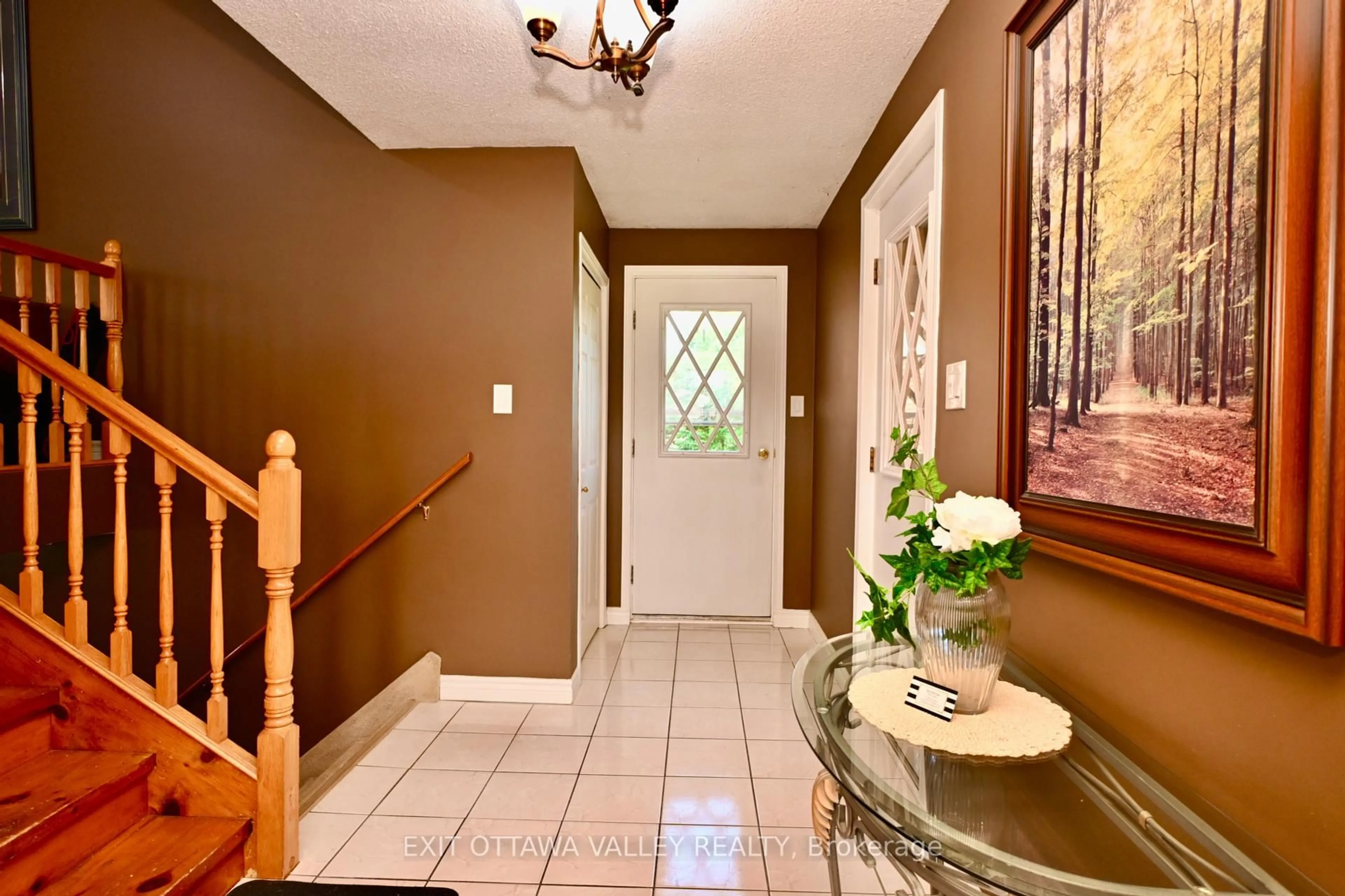 Indoor entryway for 1932 Gore Line, Westmeath Ontario K0J 2L0
