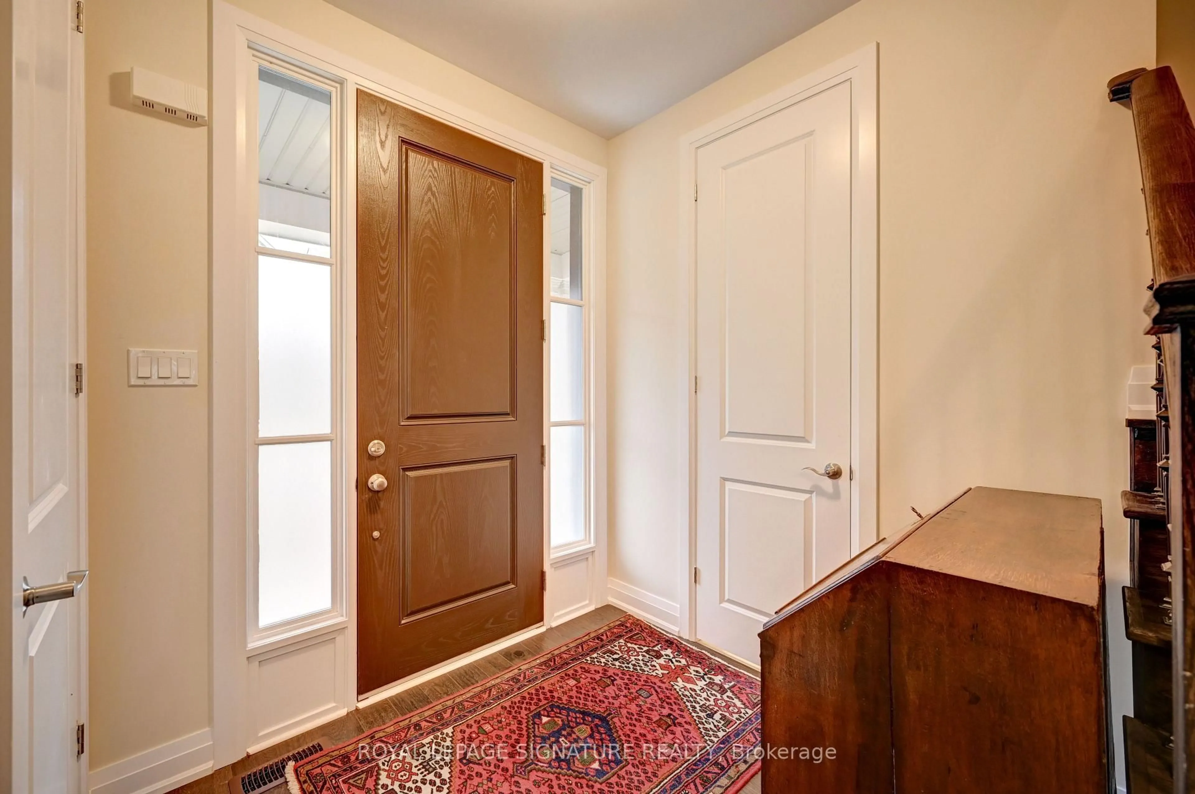 Indoor entryway for 38 Windsor Circ, Niagara-on-the-Lake Ontario L0S 1J0