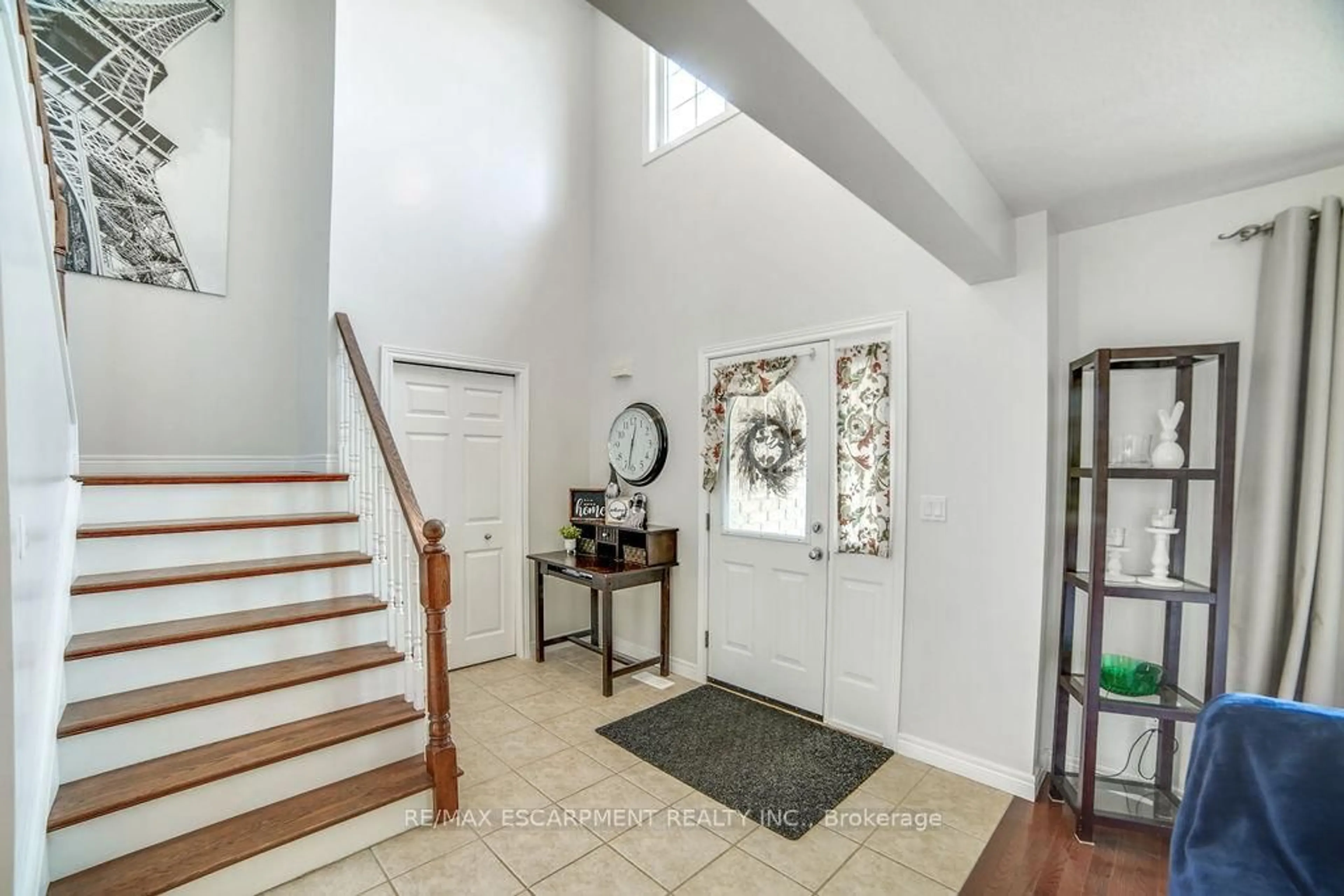 Indoor entryway for 130 HIGHLAND Blvd, Haldimand Ontario N3W 2P2