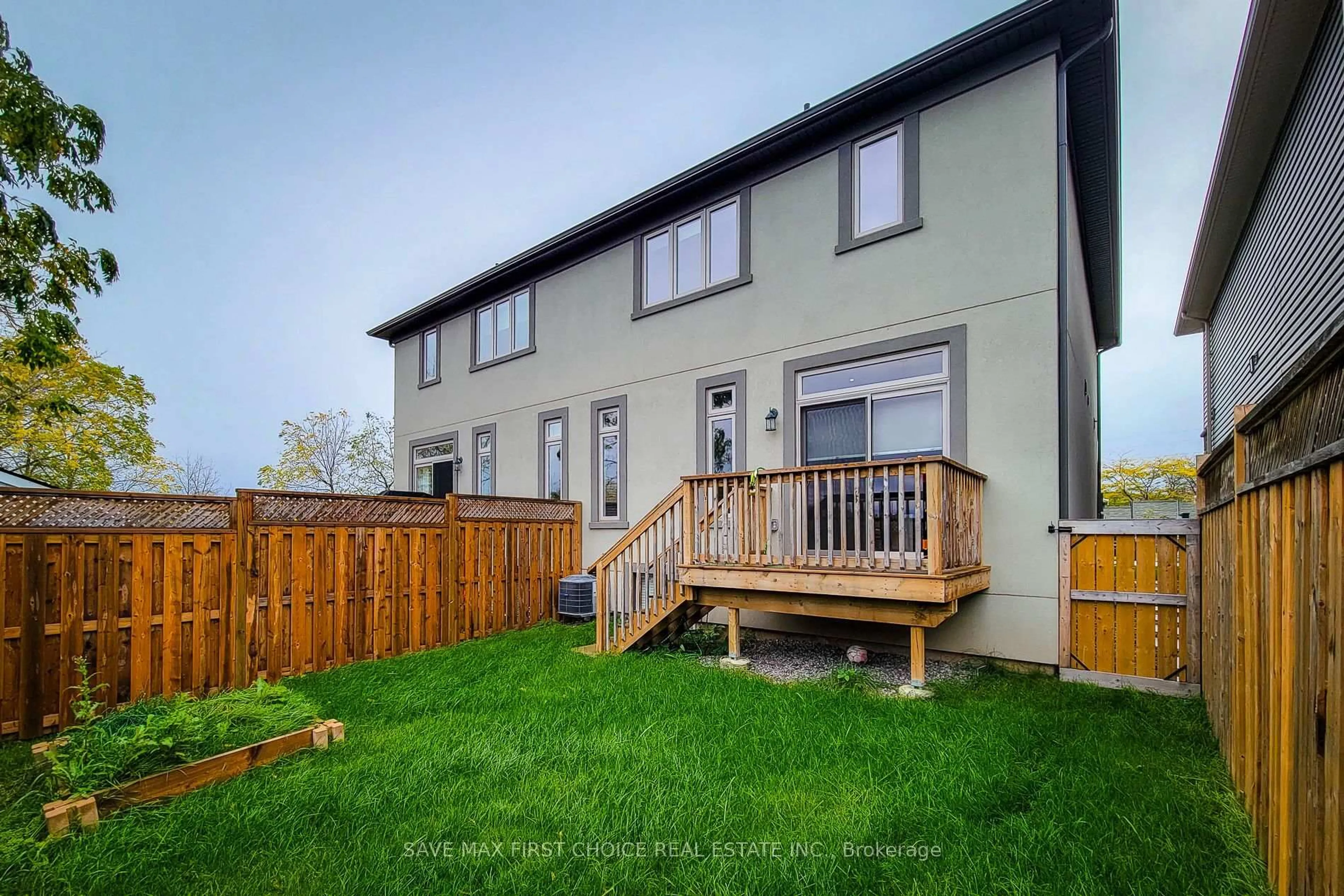 A pic from outside/outdoor area/front of a property/back of a property/a pic from drone, unknown for 13 Lindsay Way, Grimsby Ontario L3M 0H6
