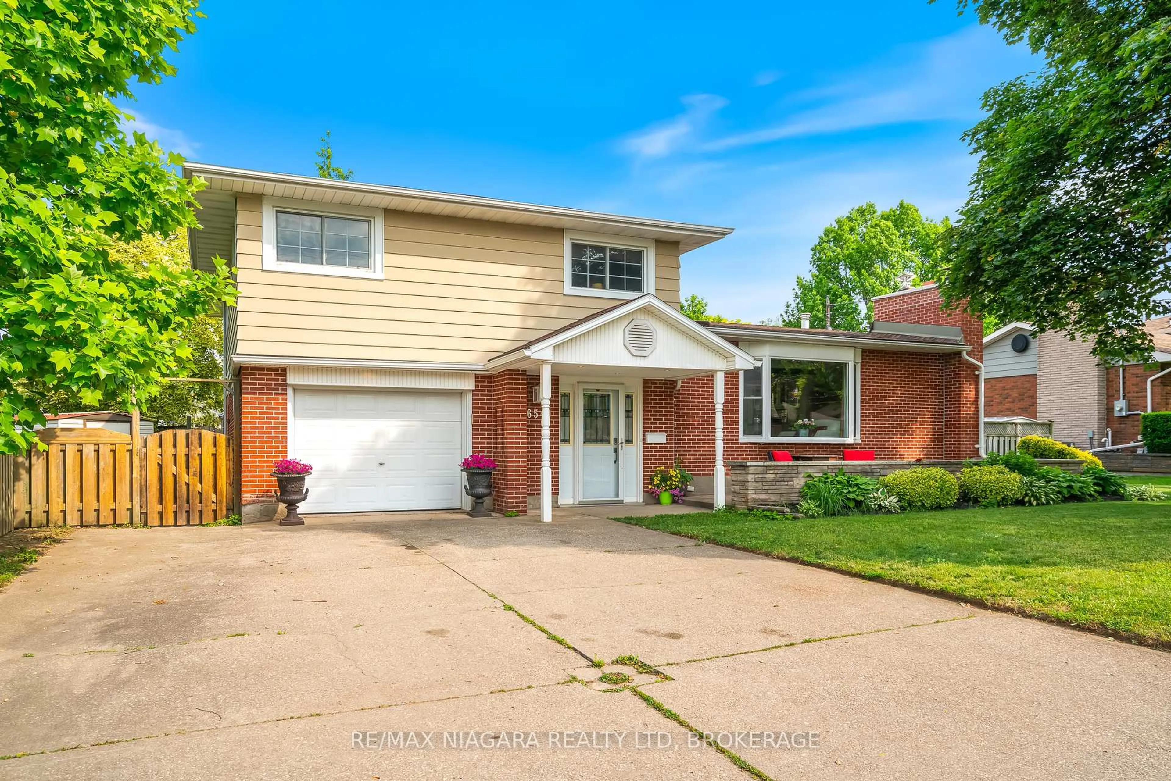 Home with brick exterior material, street for 6549 Sherwood Rd, Niagara Falls Ontario L2E 5M2