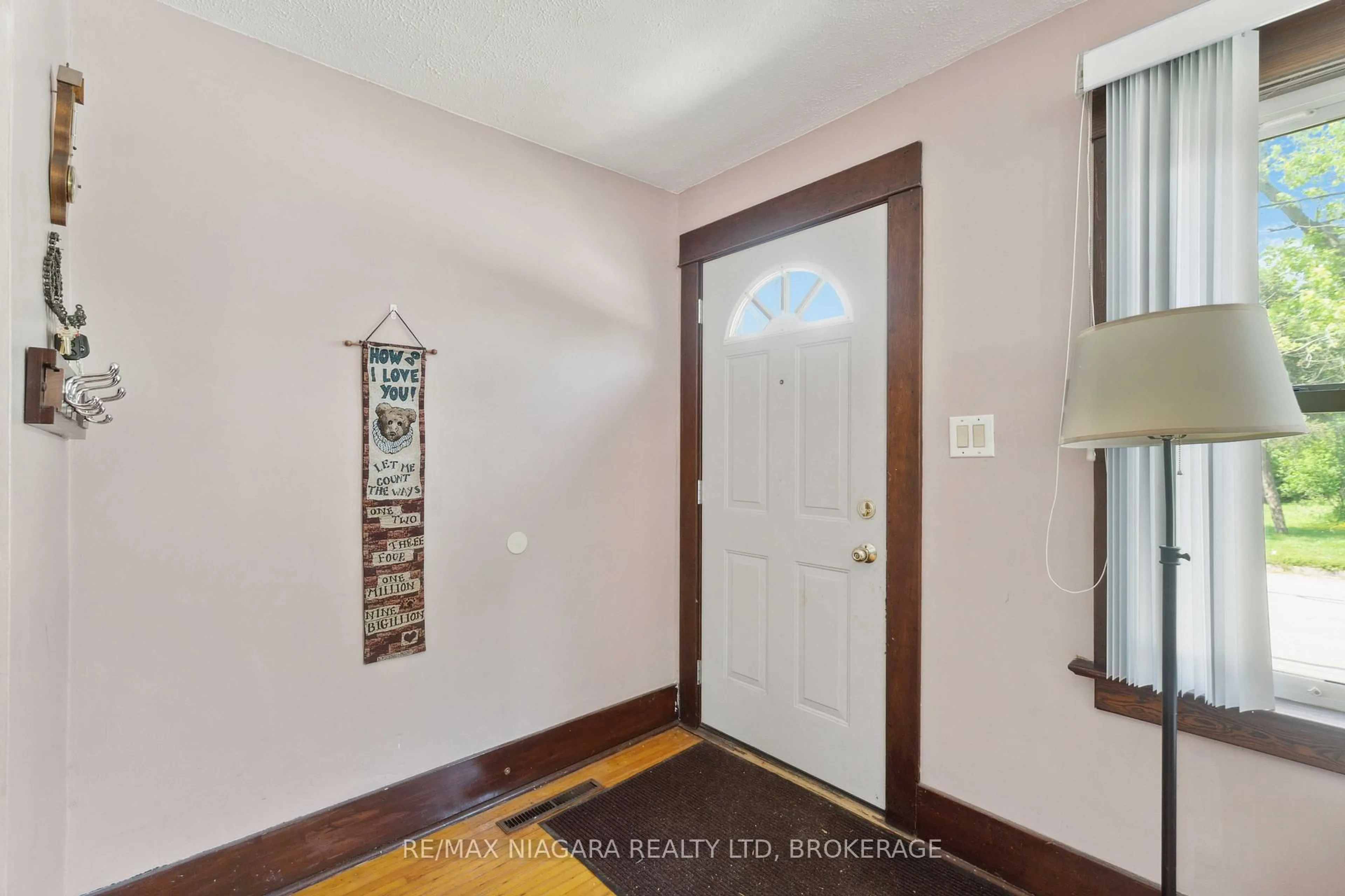 Indoor entryway for 305 Emerick Ave, Fort Erie Ontario L2A 2W6