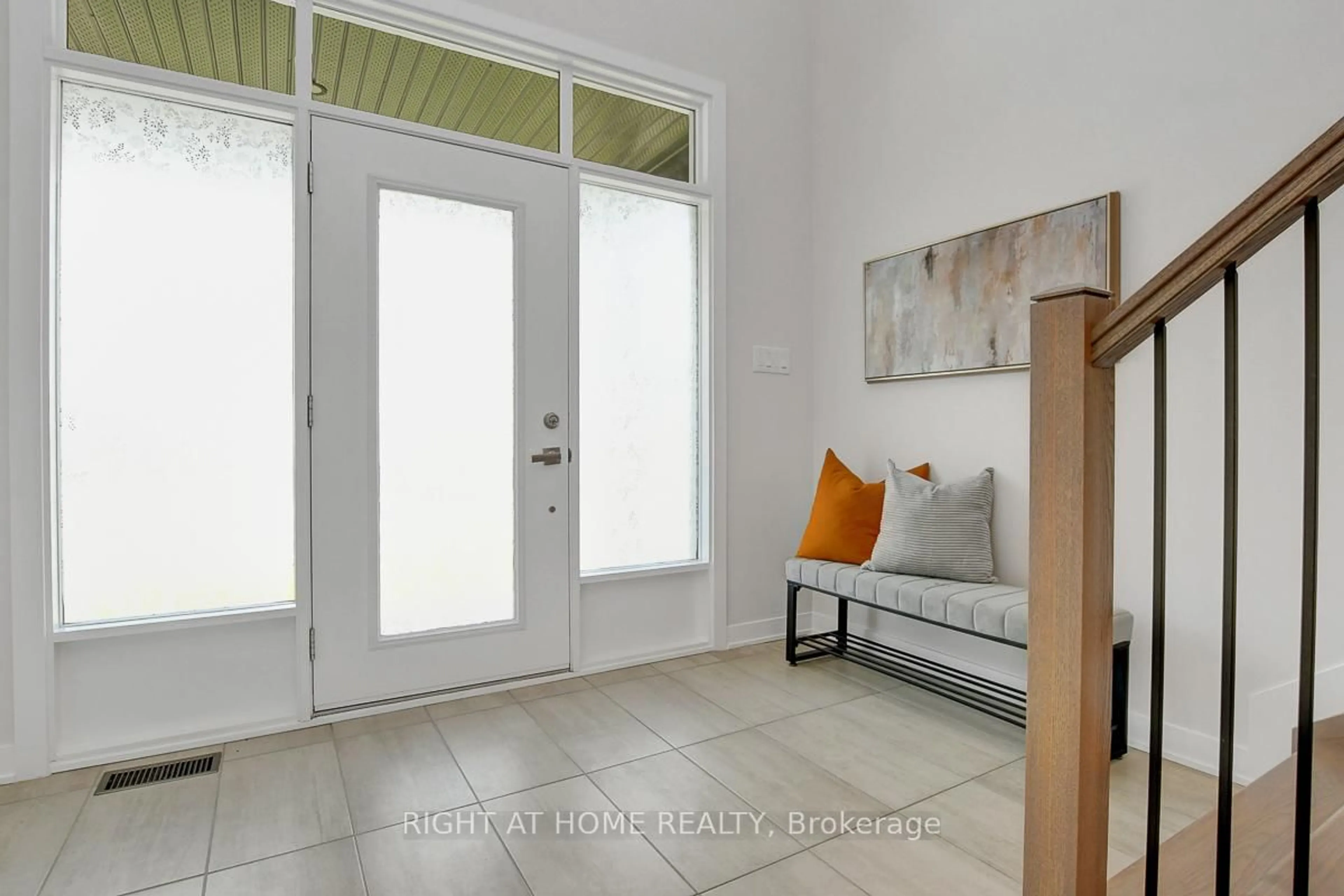 Indoor entryway for 88 Esban Dr, Gloucester Ontario K1X 0H3