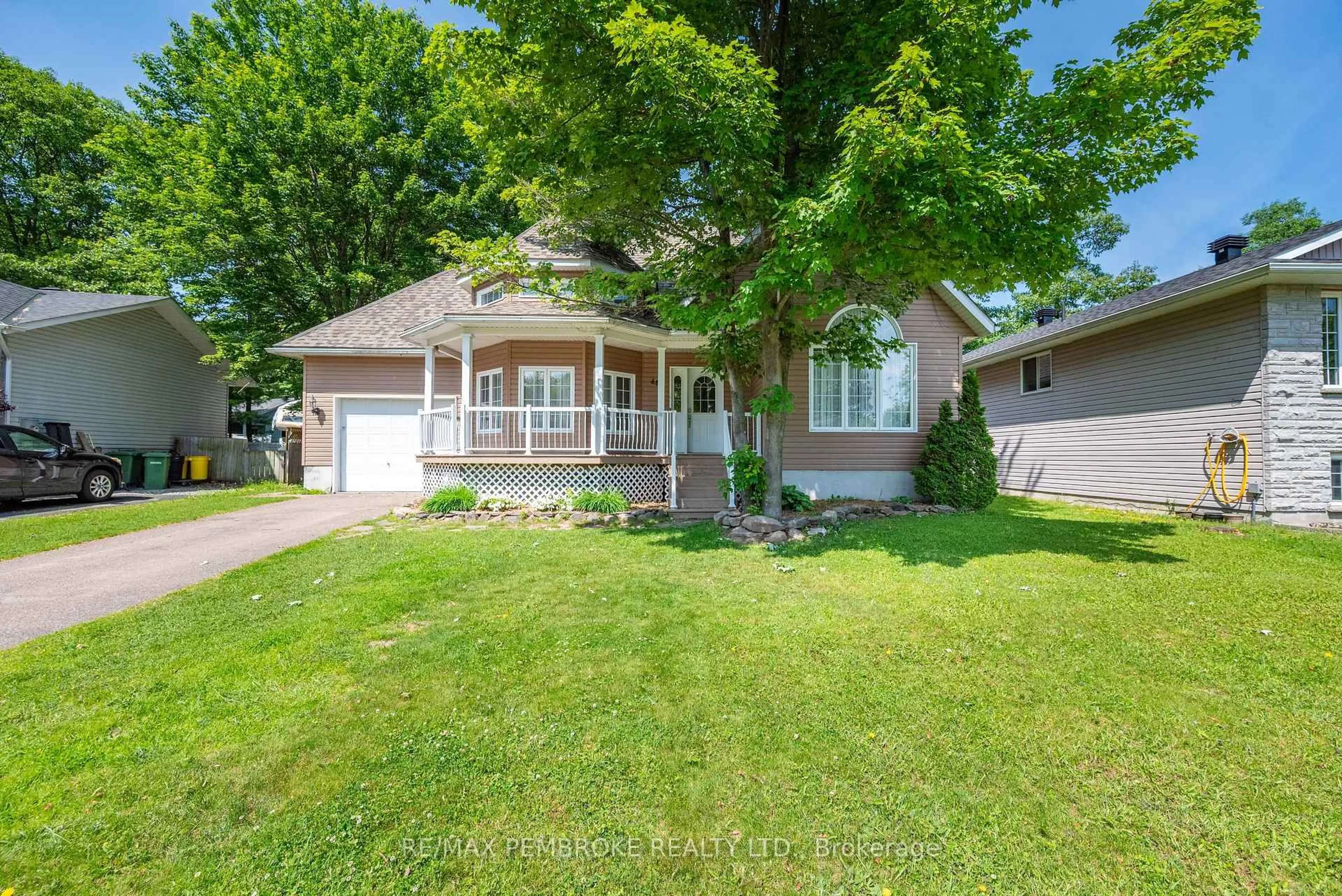 Home with vinyl exterior material, street for 44 Bayshore Dr, Petawawa Ontario K8H 3R7