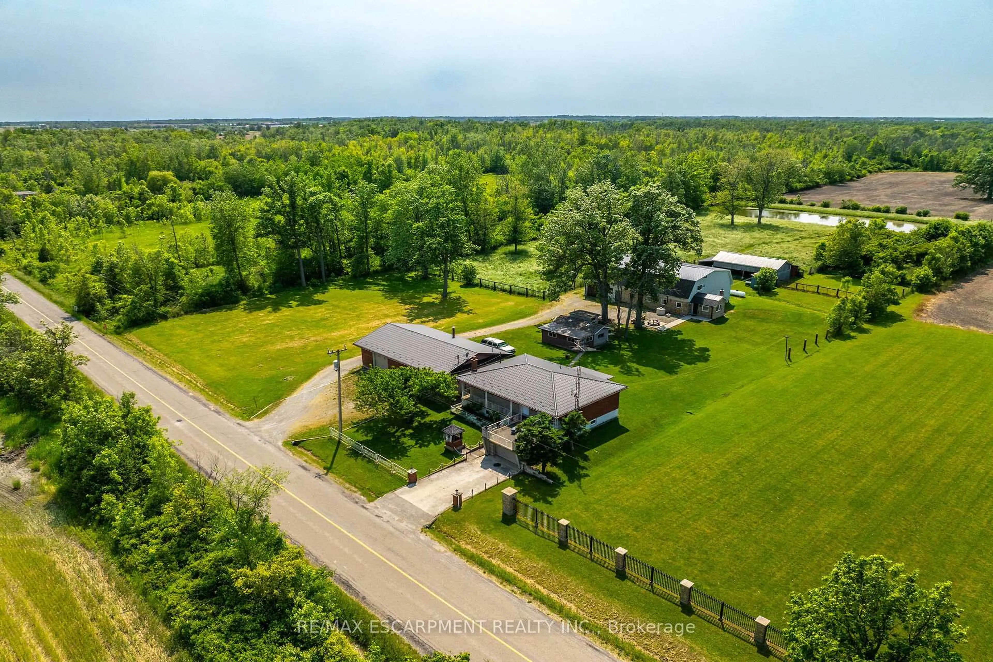 A pic from outside/outdoor area/front of a property/back of a property/a pic from drone, unknown for 617 EIGHTH Rd, Hamilton Ontario L8J 2X4