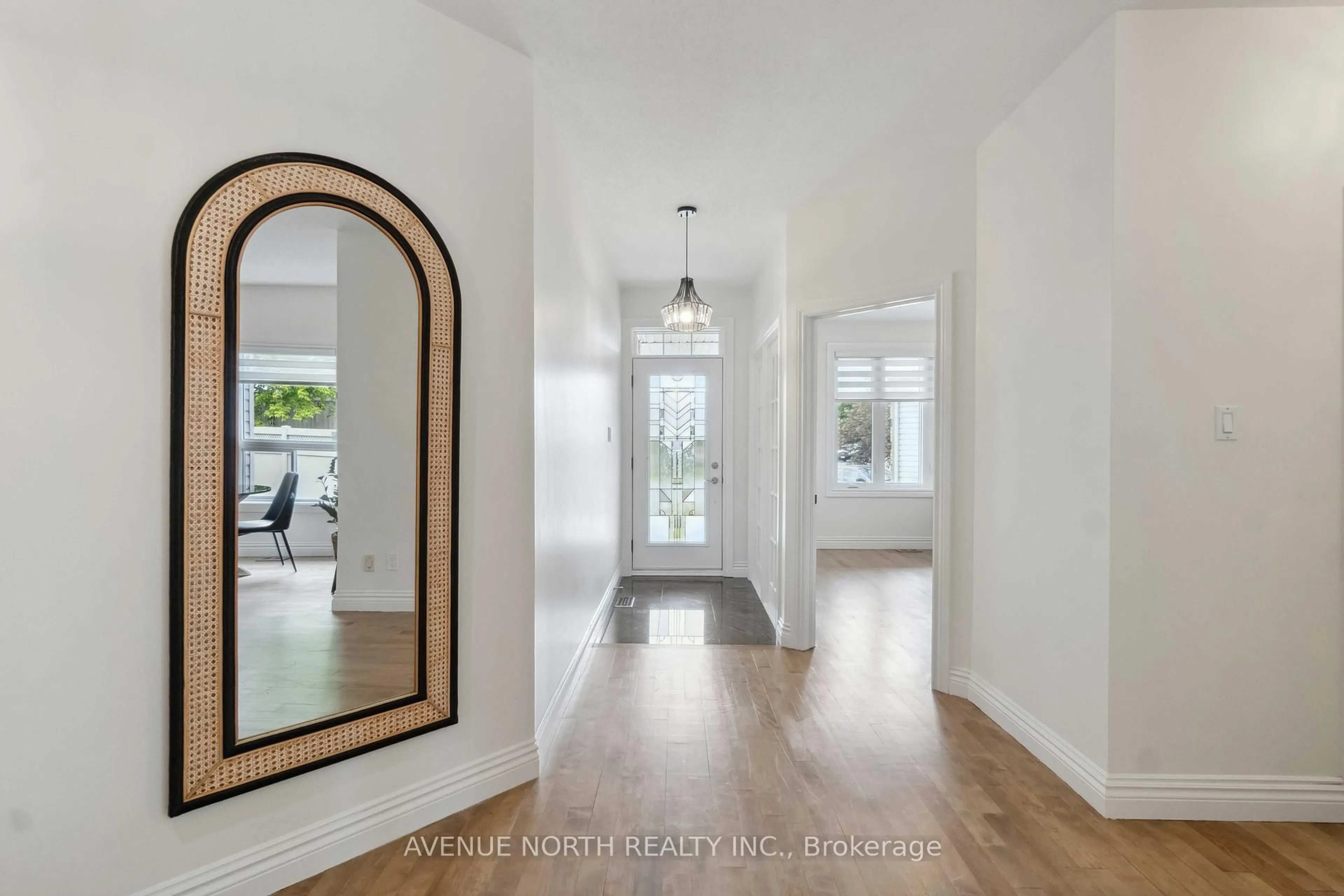 Indoor entryway for 141 Grandpark Circ, Ottawa Ontario K1G 6R6