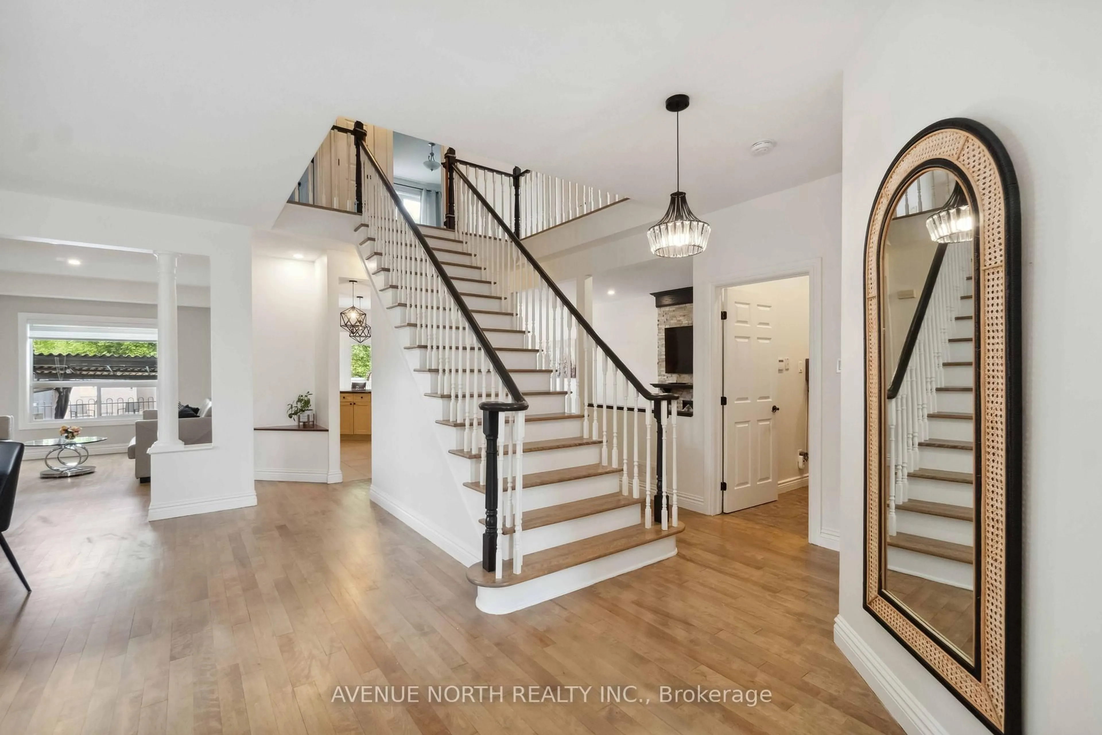 Indoor entryway for 141 Grandpark Circ, Ottawa Ontario K1G 6R6