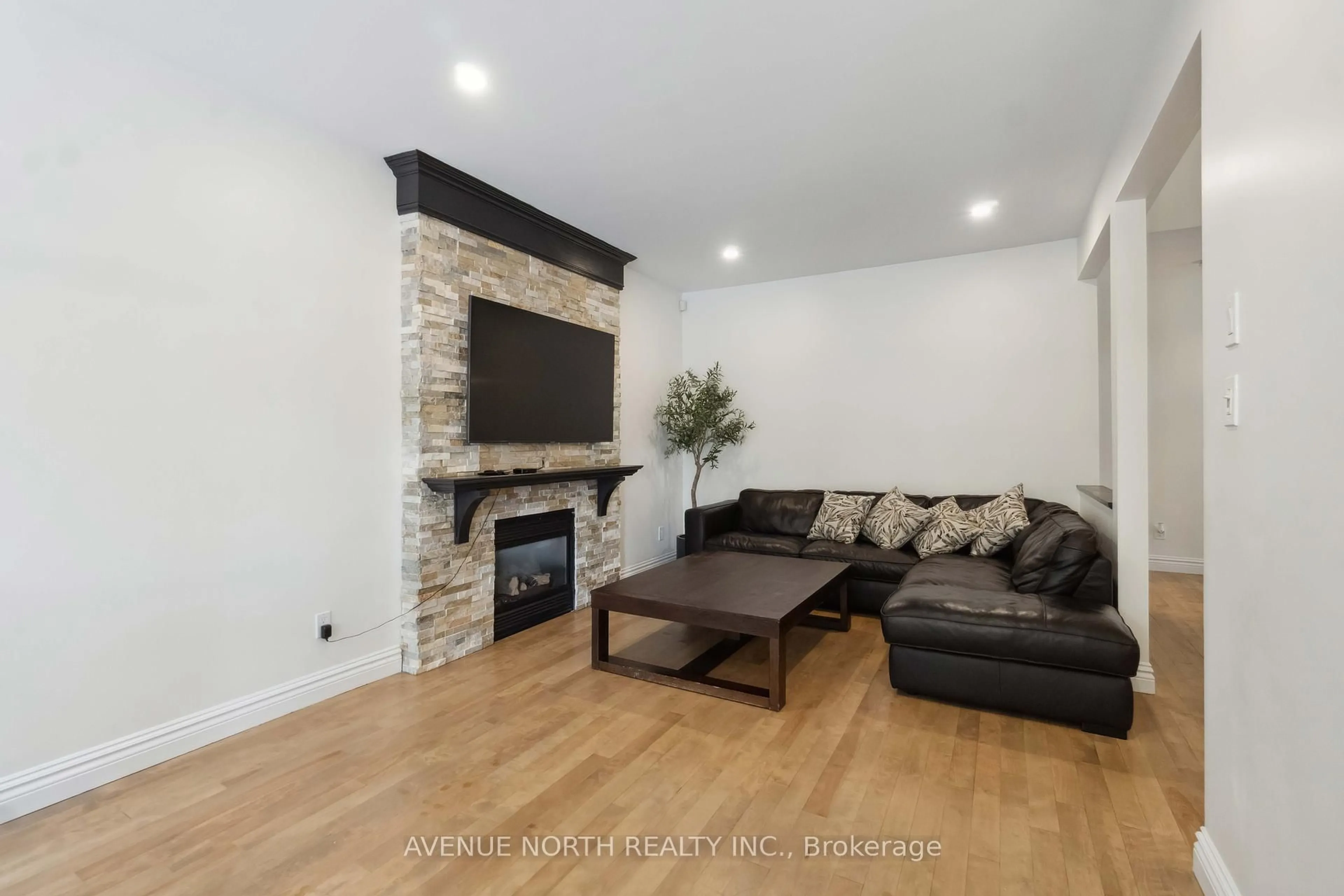 Living room with furniture, wood/laminate floor for 141 Grandpark Circ, Ottawa Ontario K1G 6R6