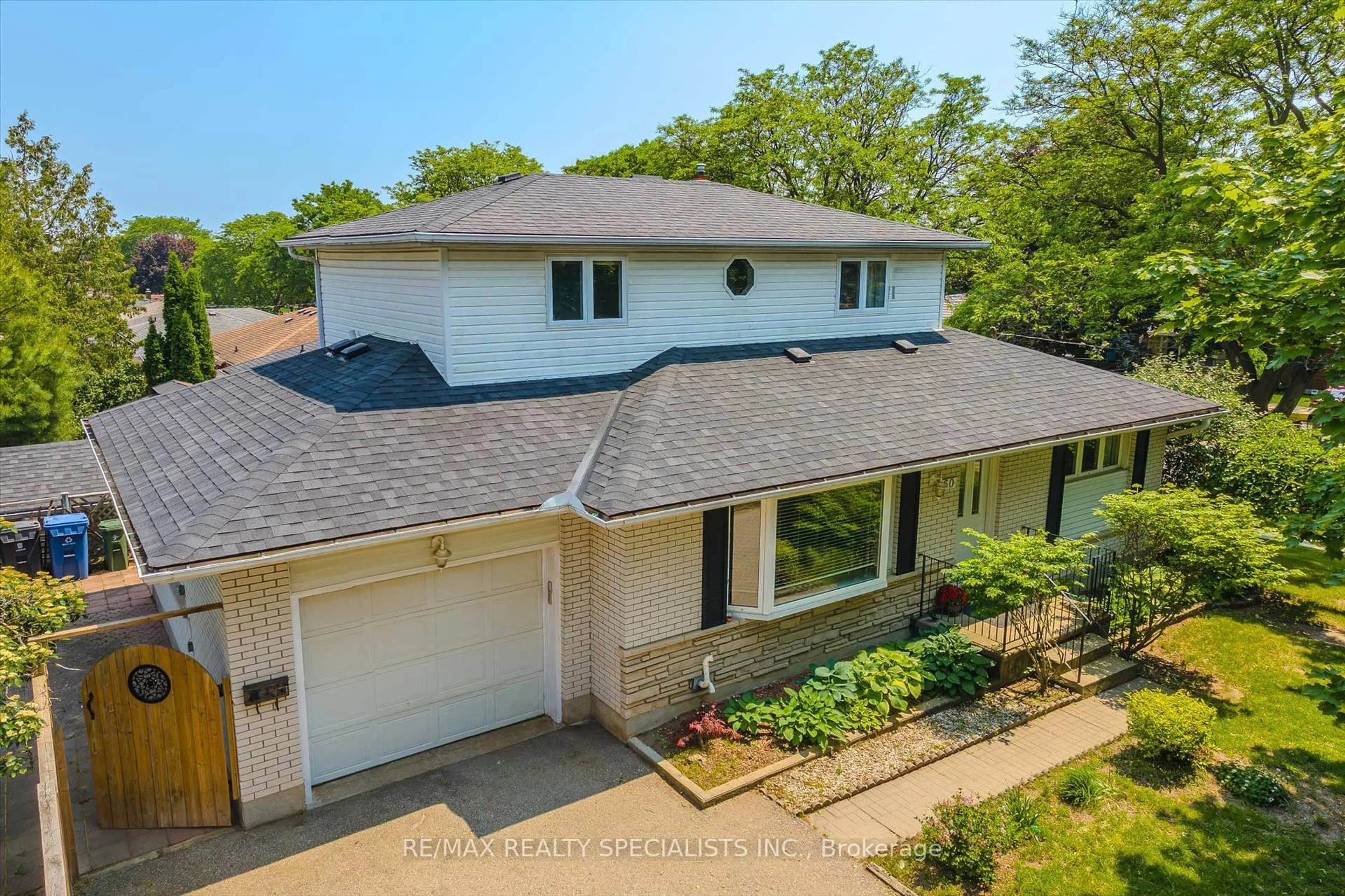 A pic from outside/outdoor area/front of a property/back of a property/a pic from drone, unknown for 60 Kenwood Cres, Guelph Ontario N1H 6E5