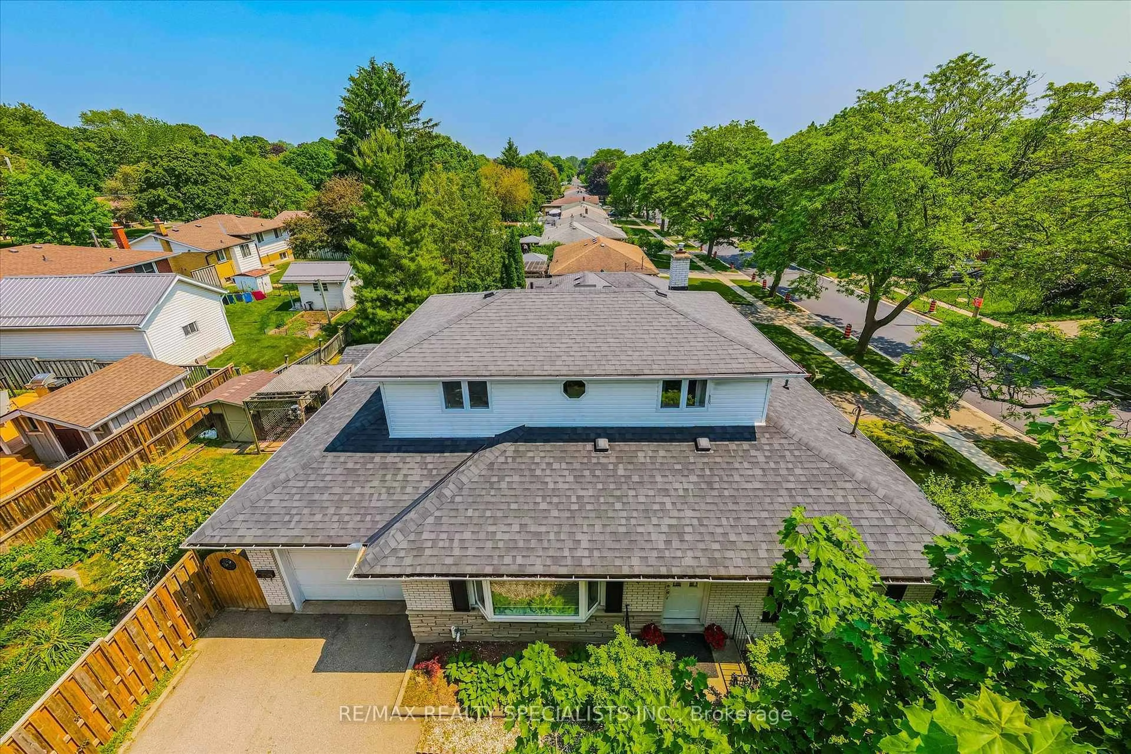 A pic from outside/outdoor area/front of a property/back of a property/a pic from drone, street for 60 Kenwood Cres, Guelph Ontario N1H 6E5