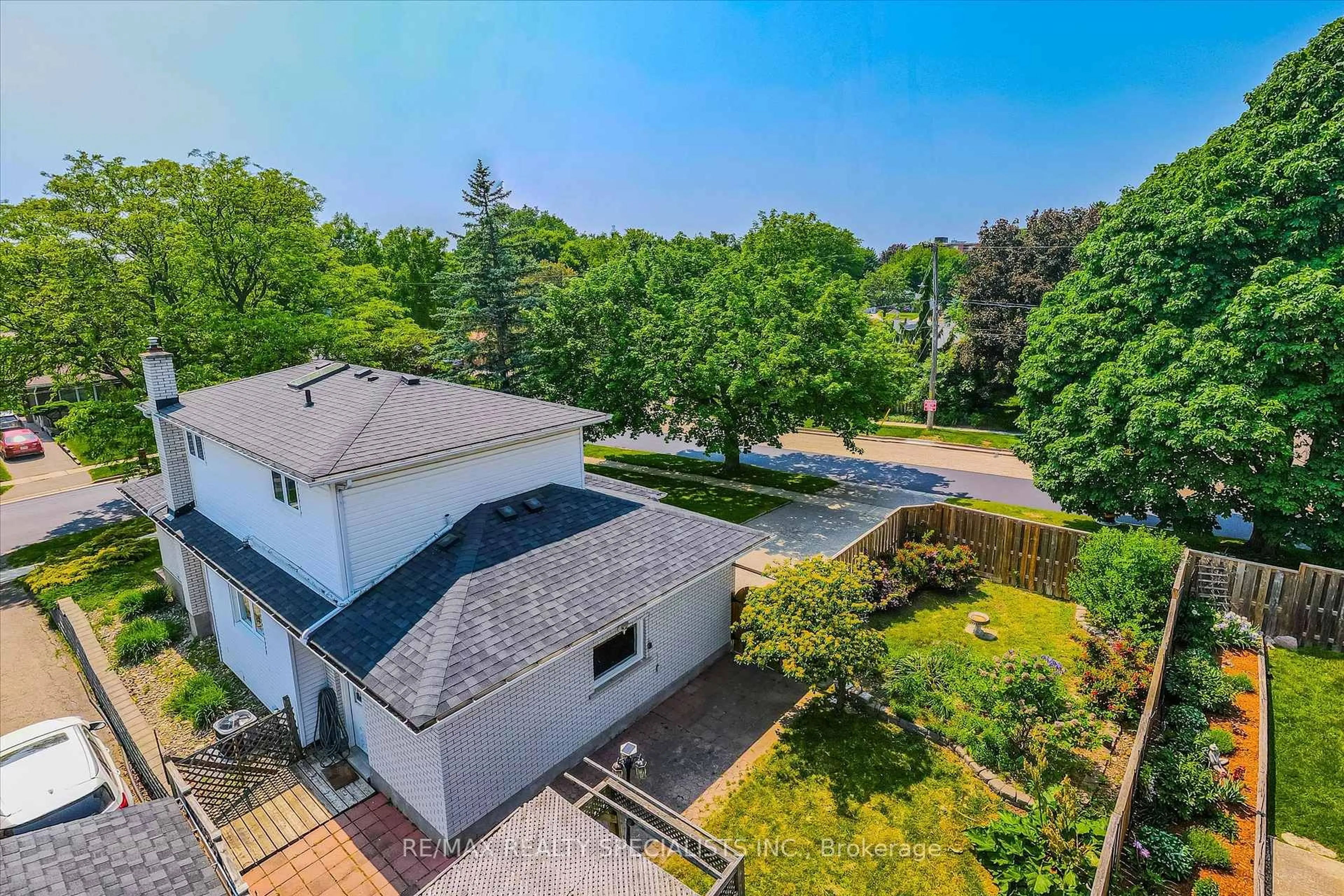 A pic from outside/outdoor area/front of a property/back of a property/a pic from drone, unknown for 60 Kenwood Cres, Guelph Ontario N1H 6E5