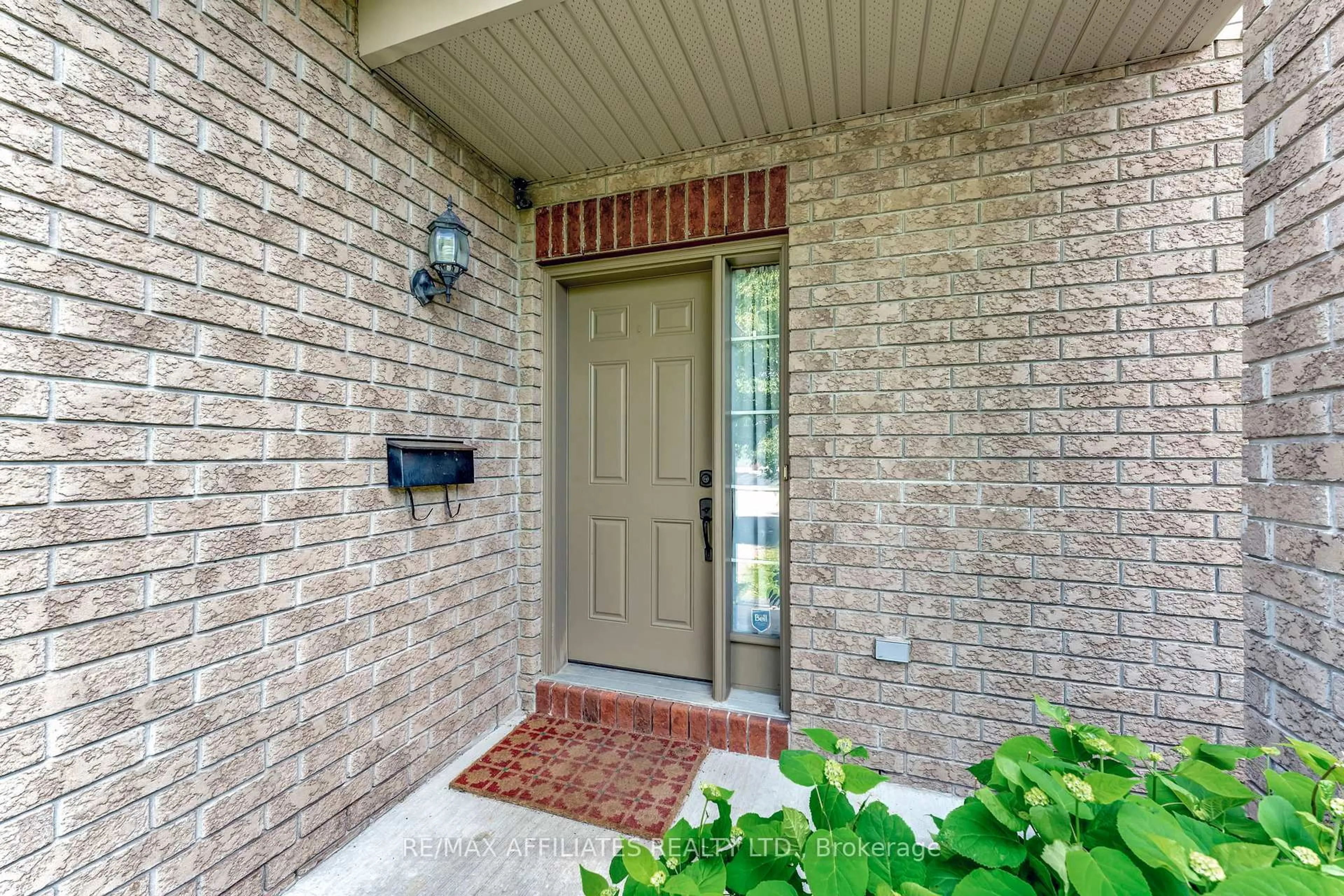 Indoor entryway for 1008 Klondike Rd, Ottawa Ontario K2K 0C3