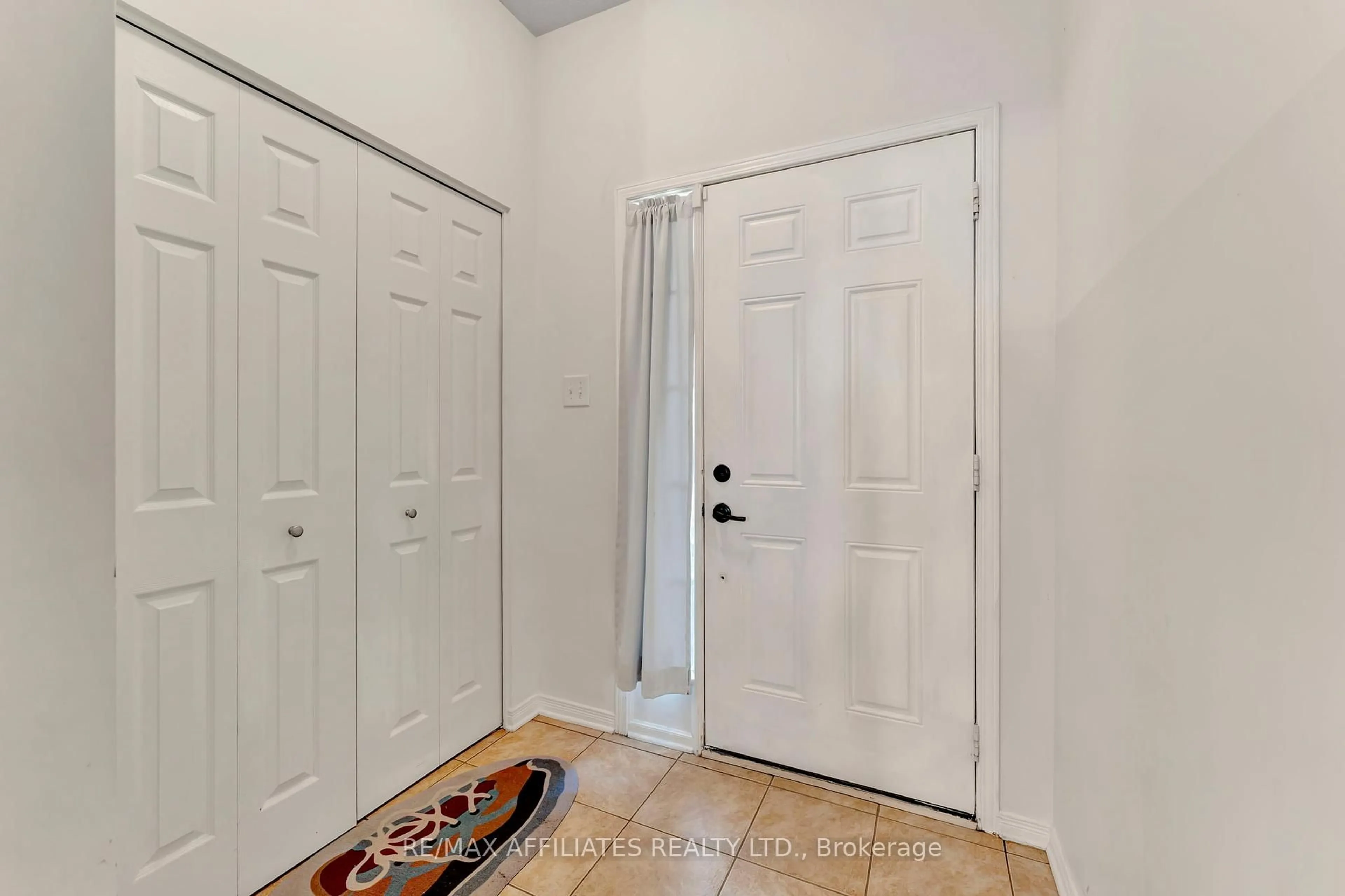 Indoor entryway for 1008 Klondike Rd, Ottawa Ontario K2K 0C3