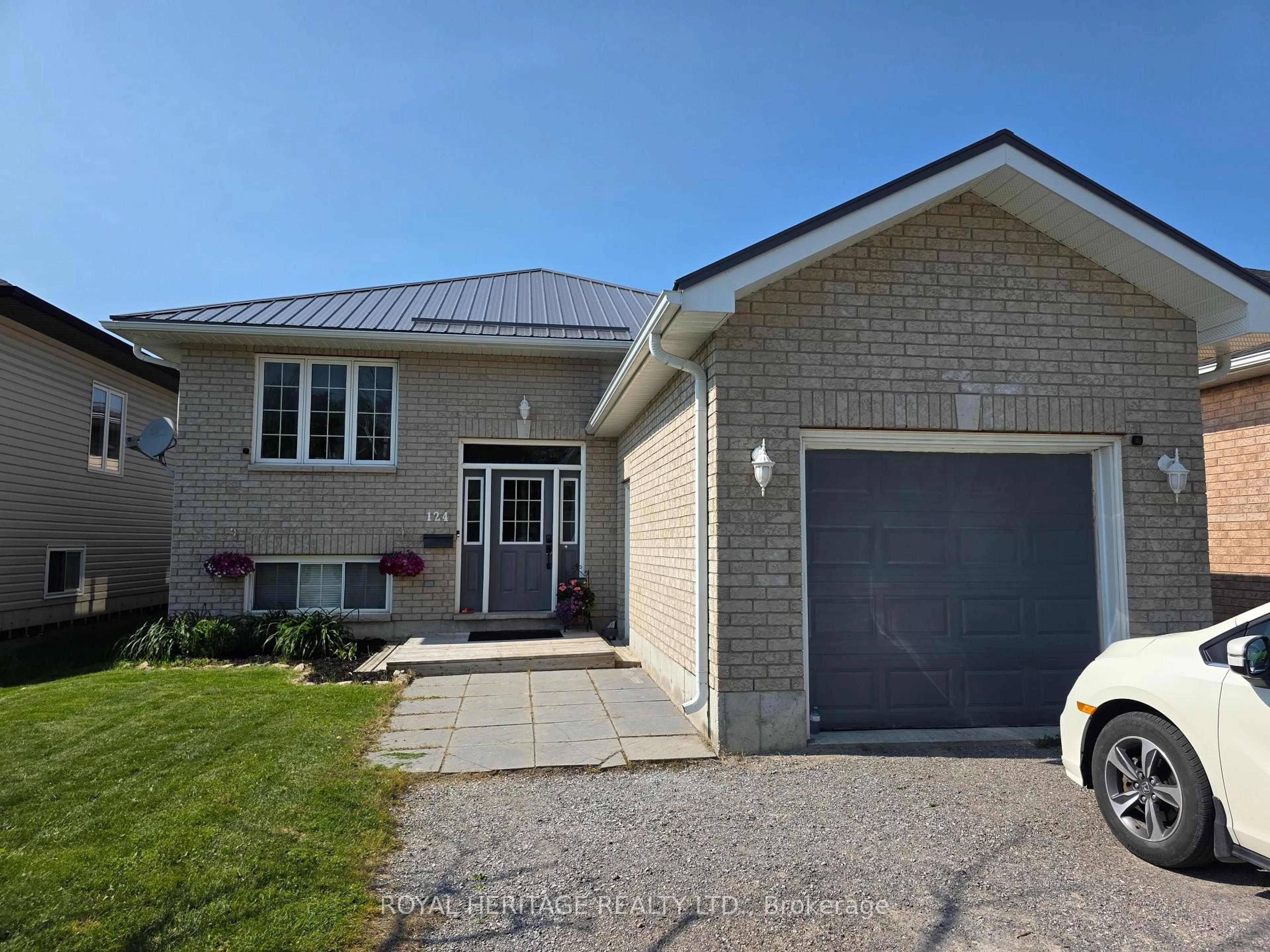 Home with vinyl exterior material, street for 124 Mary St, Kawartha Lakes Ontario K9V 0B8