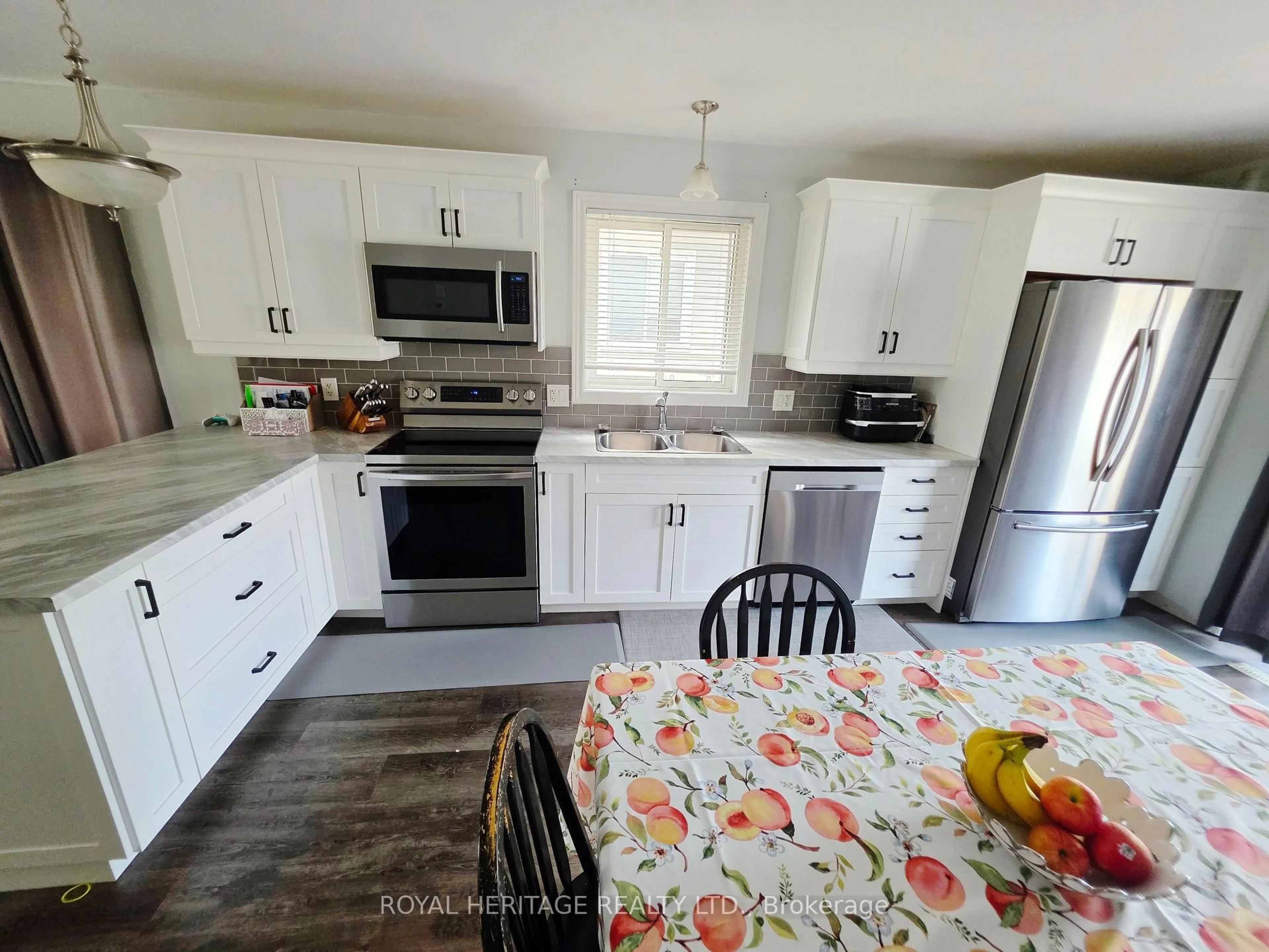 Open concept kitchen, unknown for 124 Mary St, Kawartha Lakes Ontario K9V 0B8