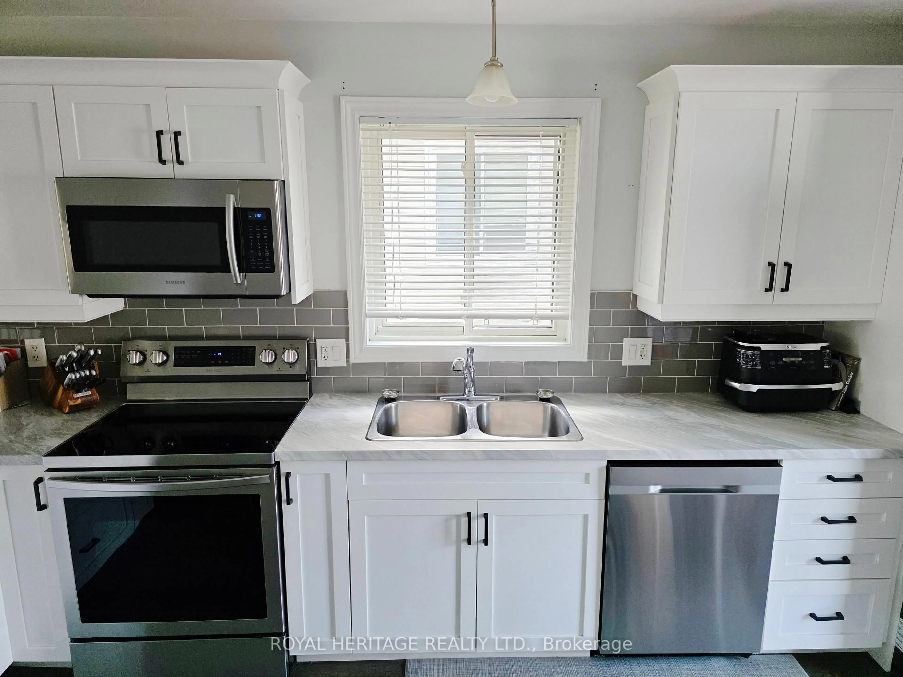 Standard kitchen, ceramic/tile floor for 124 Mary St, Kawartha Lakes Ontario K9V 0B8