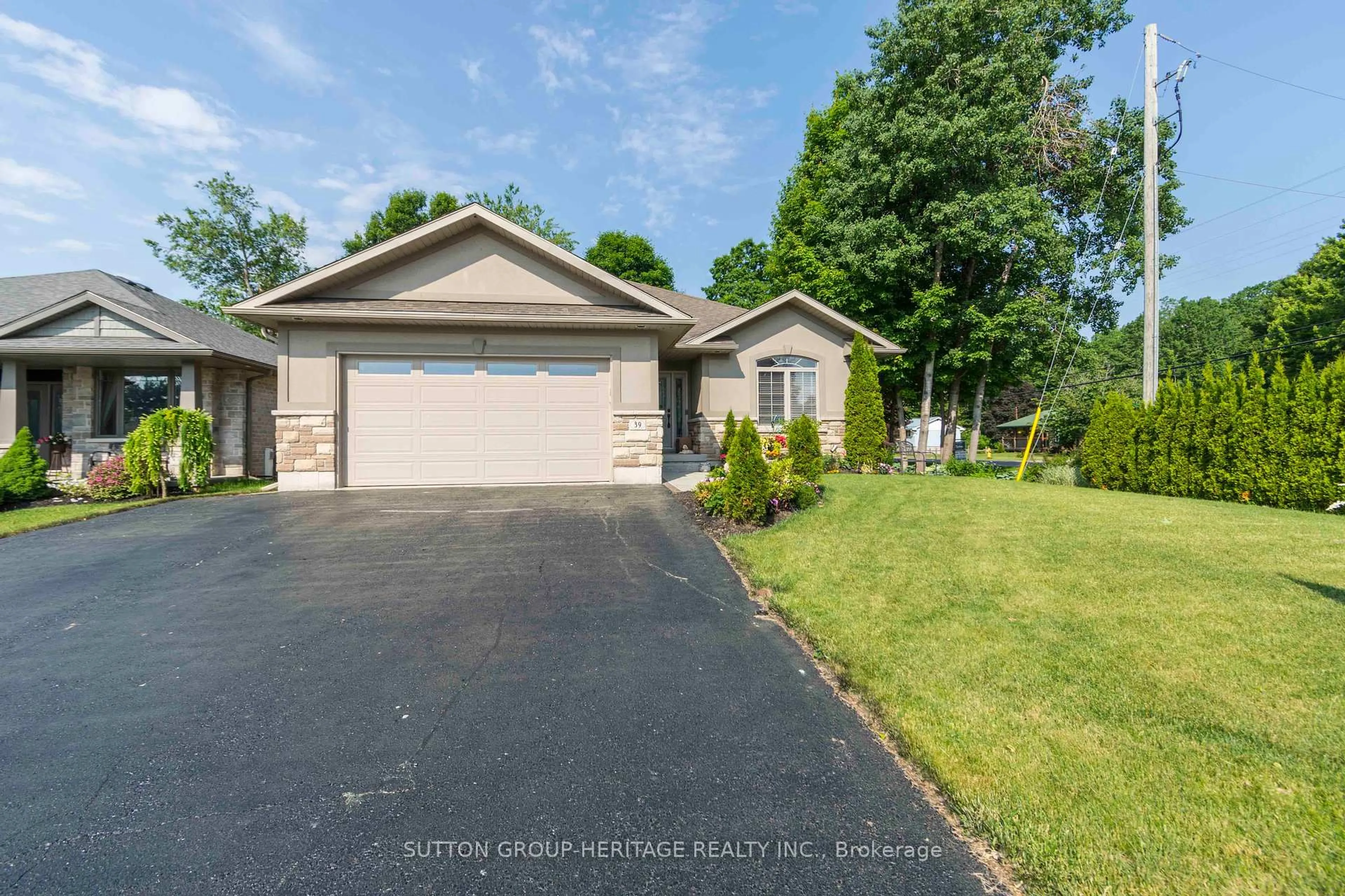 A pic from outside/outdoor area/front of a property/back of a property/a pic from drone, street for 39 Lakewood Cres, Ingleside Ontario K8V 5P4