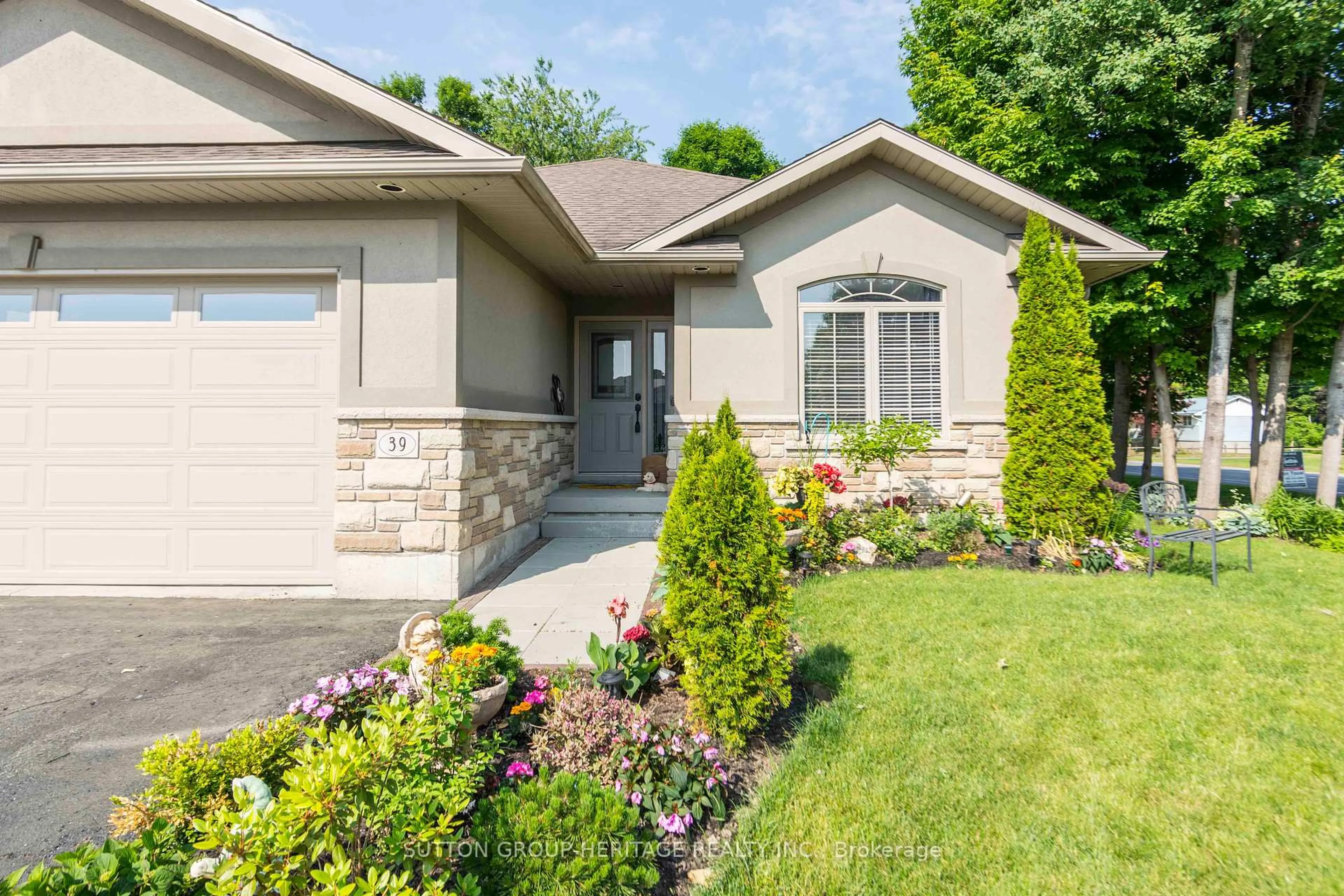 Home with vinyl exterior material, street for 39 Lakewood Cres, Ingleside Ontario K8V 5P4