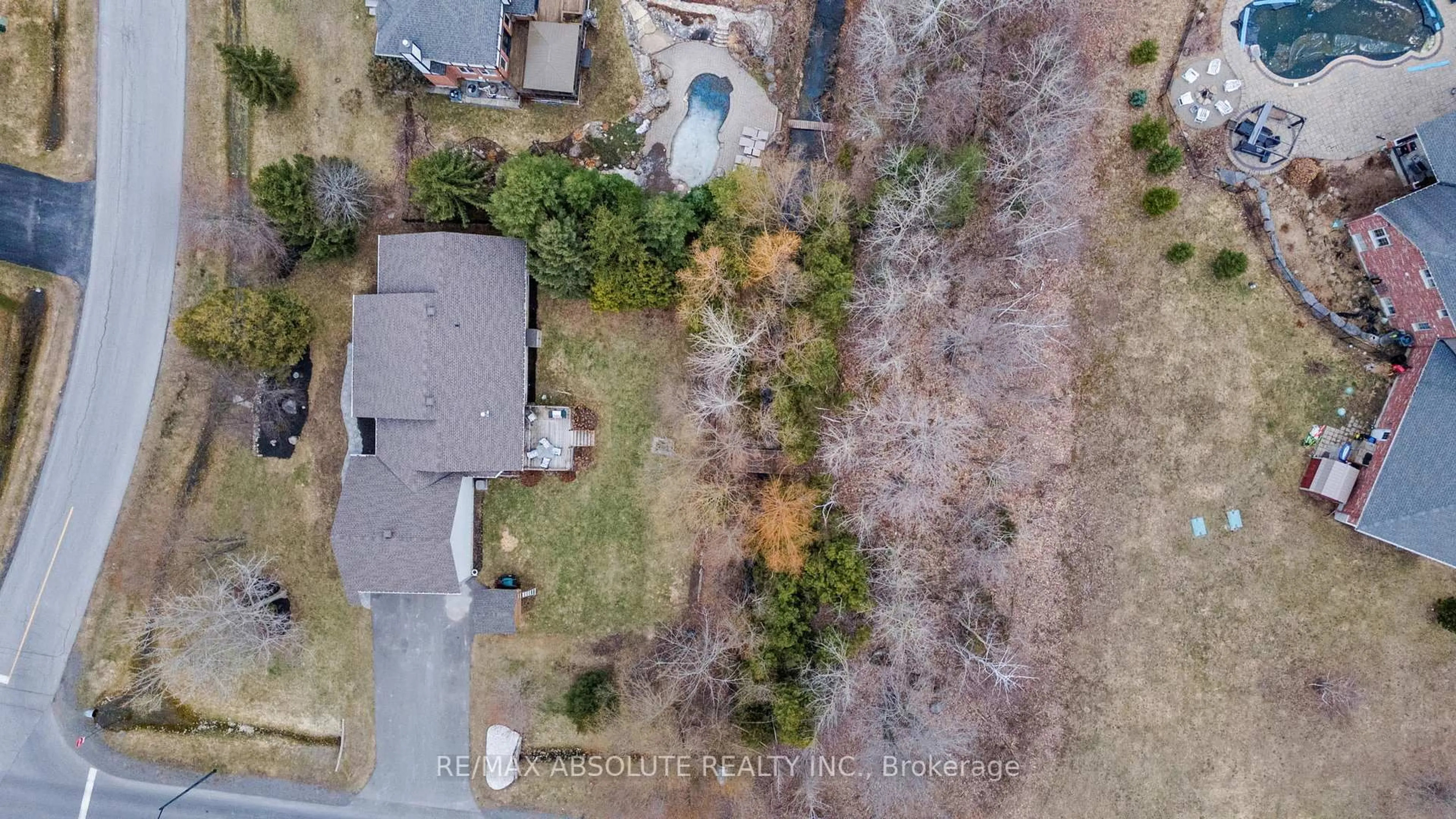 A pic from outside/outdoor area/front of a property/back of a property/a pic from drone, street for 1601 Shauna Cres, Ottawa Ontario K4P 1M8