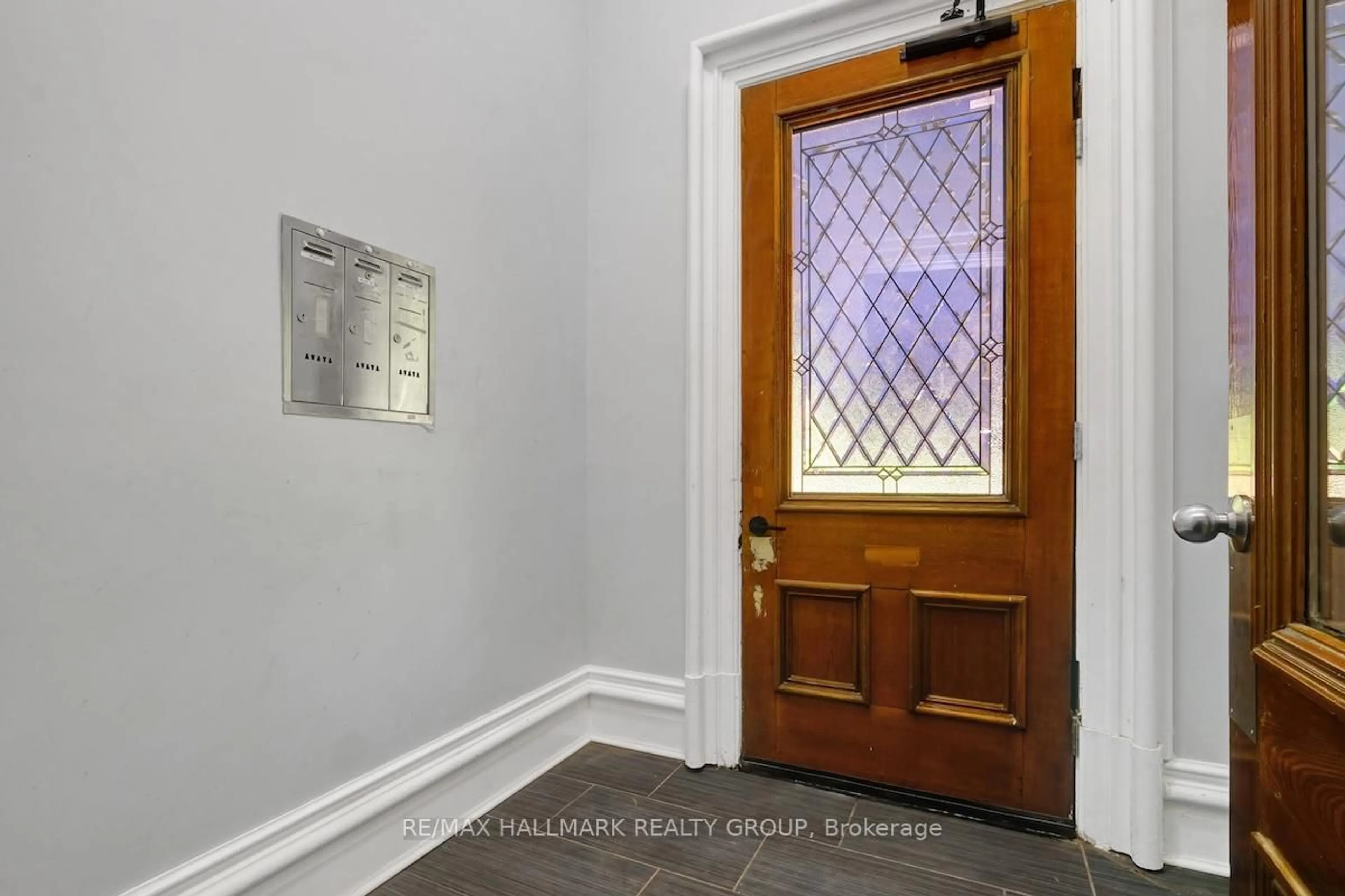 Indoor entryway for 460 Wilbrod St, Ottawa Ontario K1N 6M8
