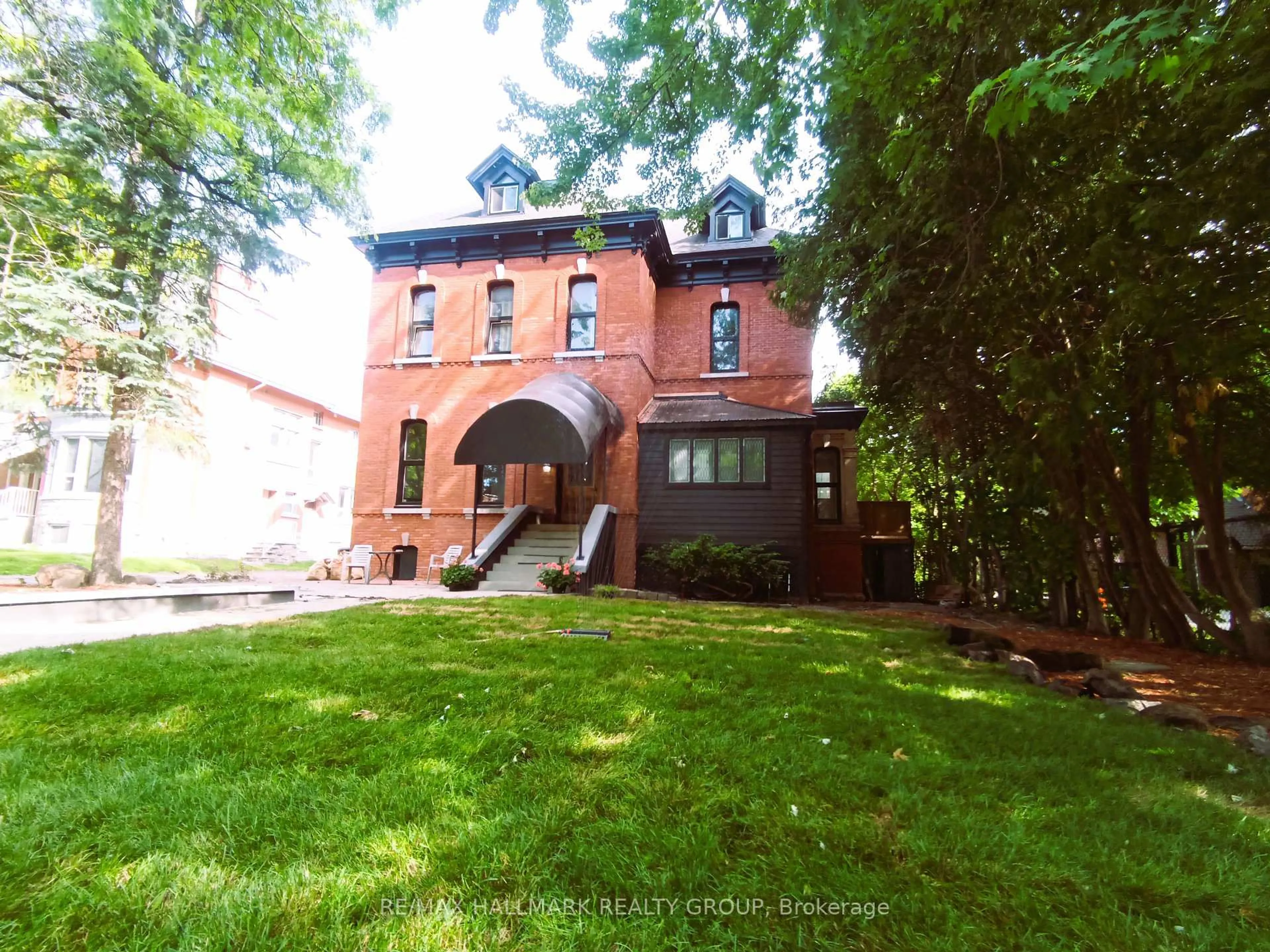 Home with brick exterior material, street for 460 Wilbrod St, Ottawa Ontario K1N 6M8