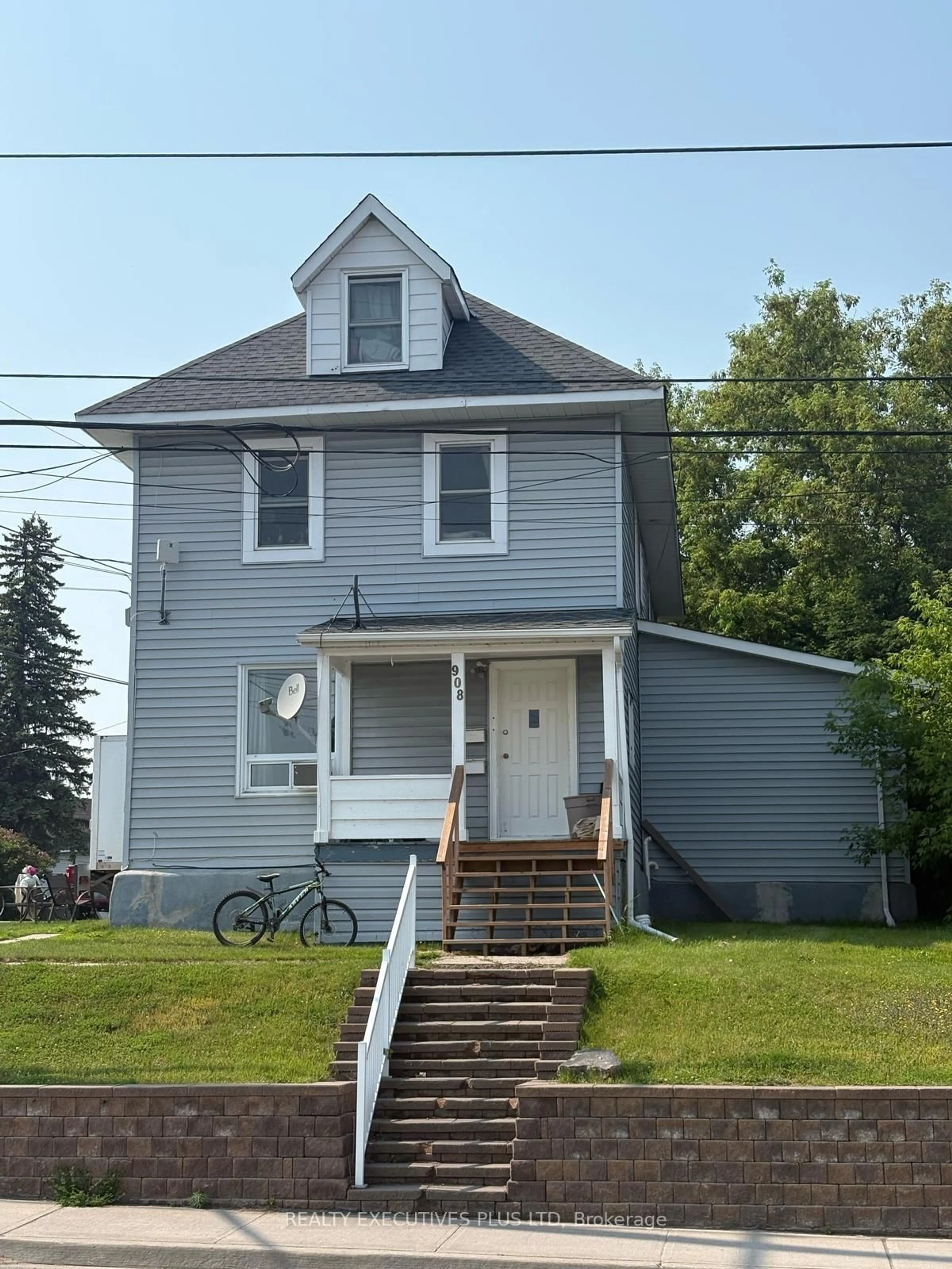 Home with vinyl exterior material, street for 106 Fourth Ave, North Bay Ontario P1B 3M8