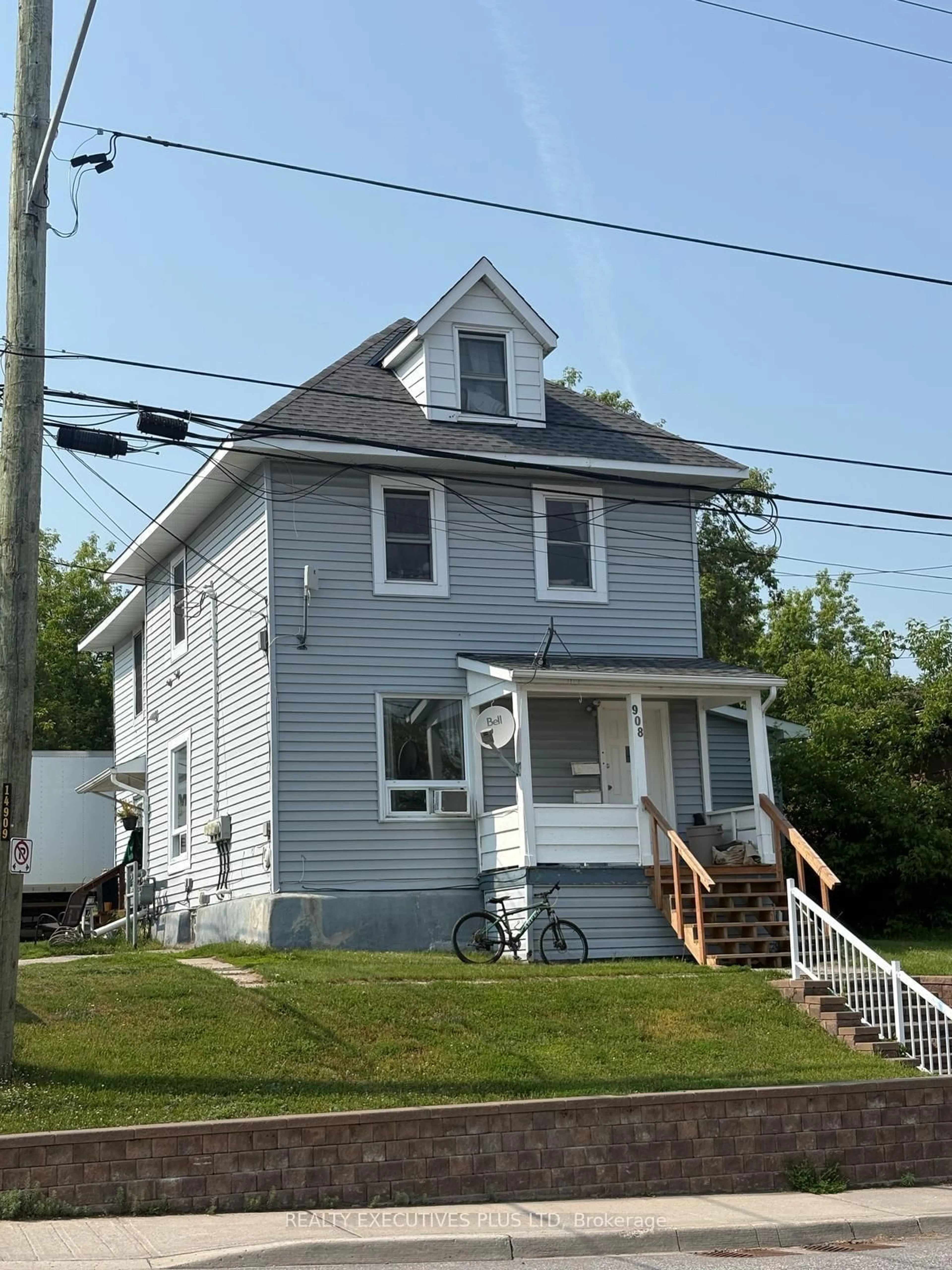 Home with vinyl exterior material, street for 106 Fourth Ave, North Bay Ontario P1B 3M8