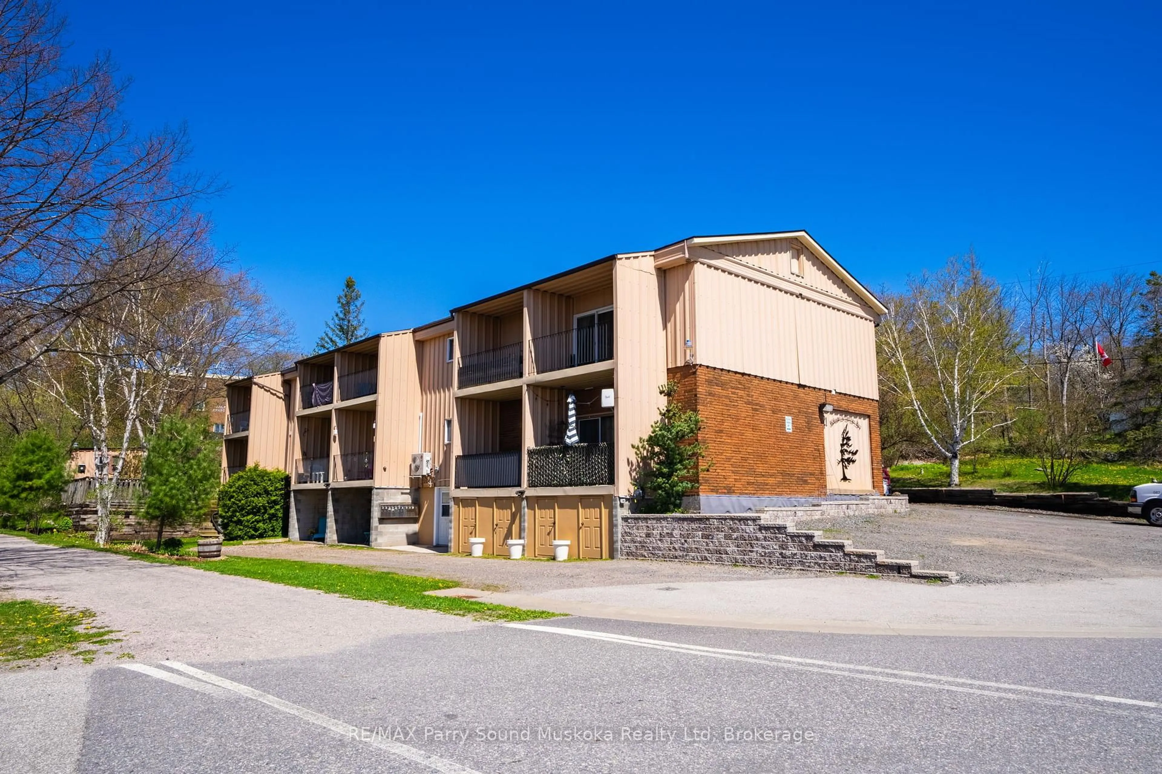 Patio, building for 21 Prospect St #10, Parry Sound Ontario P2A 2B5